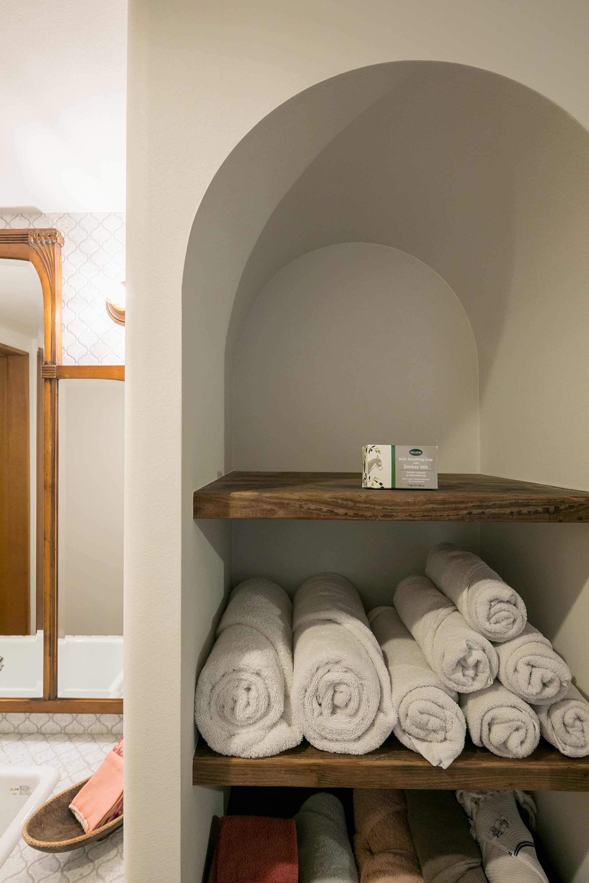 洗面所の棚はアーチと足場板の組み合わせ。リゾートホテルのような洗練された佇まい。