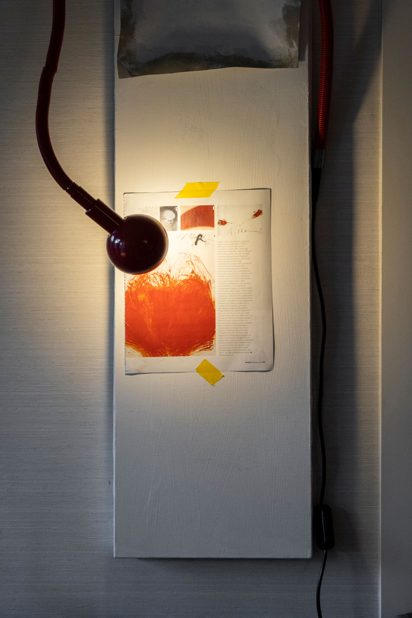 Cy Twomblyの作品やヴィンテージの照明器具をアレンジして自作したアート。