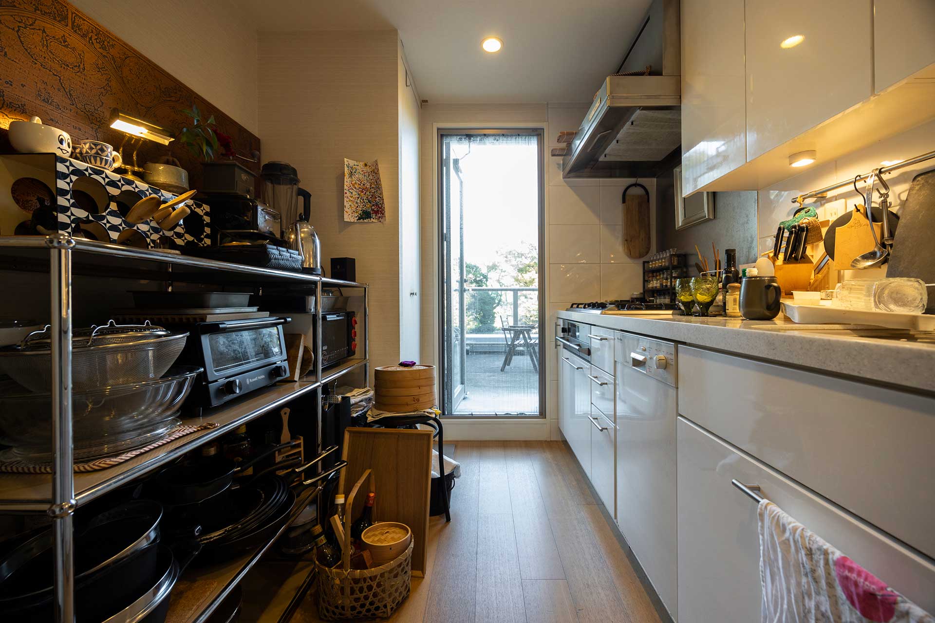 キッチンにはオープンな棚を。活用度の高いUSMハラーシステムを利用。