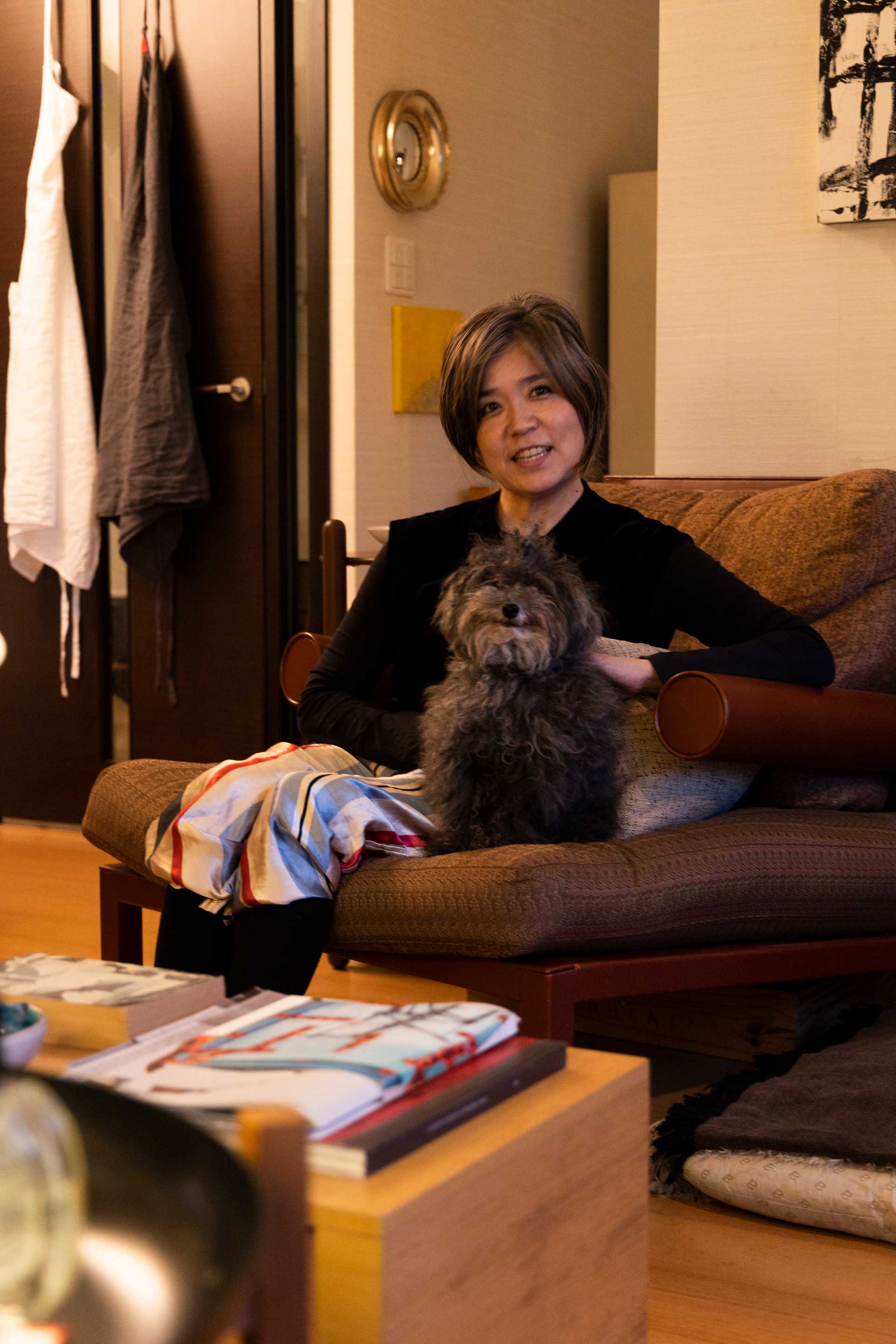 インテリアデザイナー太田恵美さん＆愛犬ドドくん。レジデンシャル、ホテル、店舗のインテリアデザイン・スタイリングを多数手掛ける。受賞歴：経済産業大臣賞グランプリ受賞など。