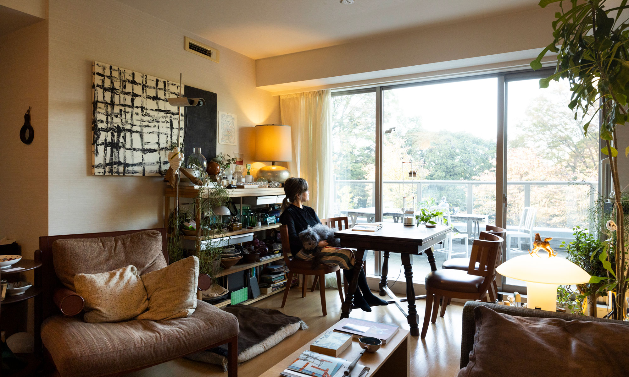 ロマンティックな空間を演出するコーナーシェルフ