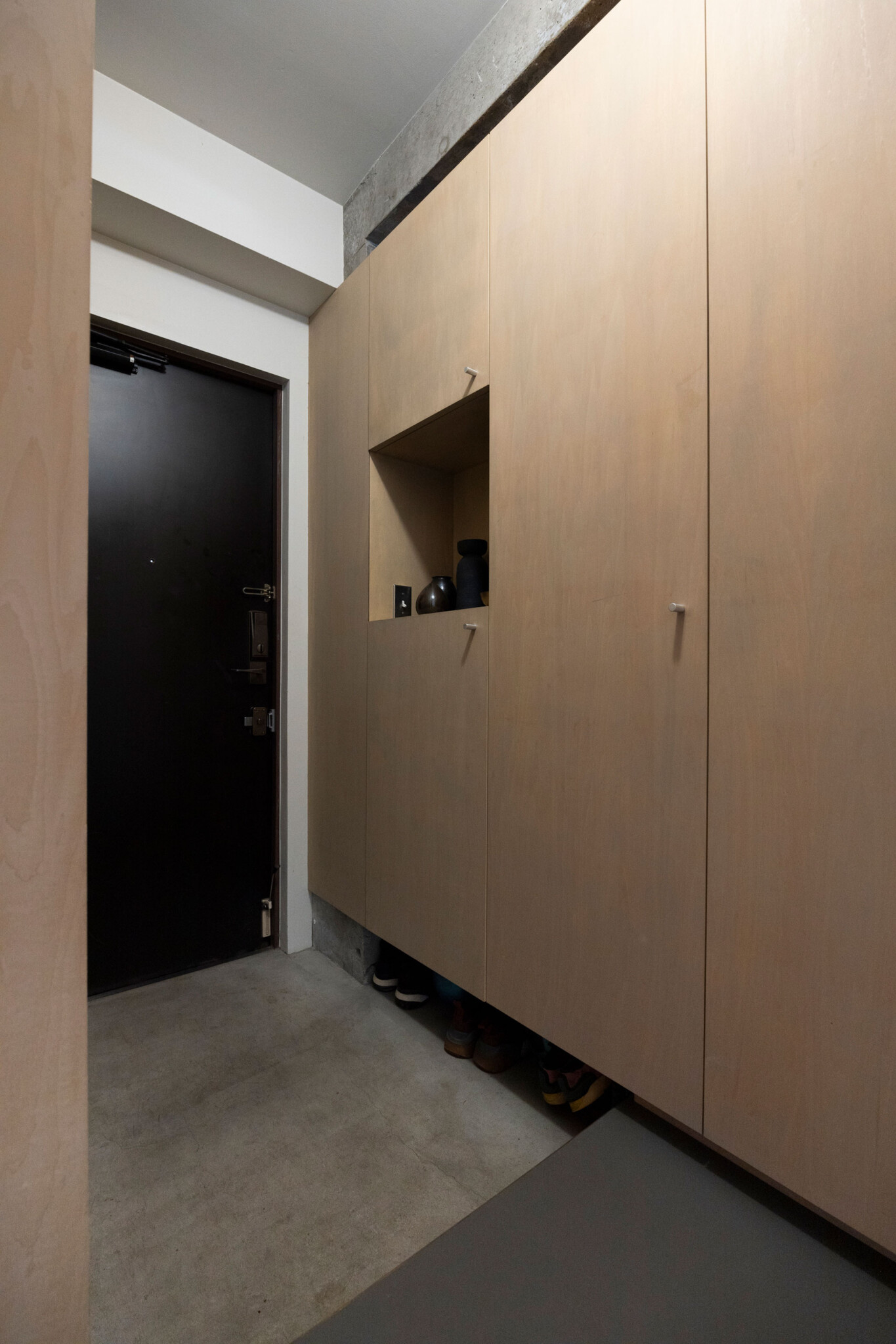 玄関にはシューズクローゼットに、生活用品の収納スペースを造作。