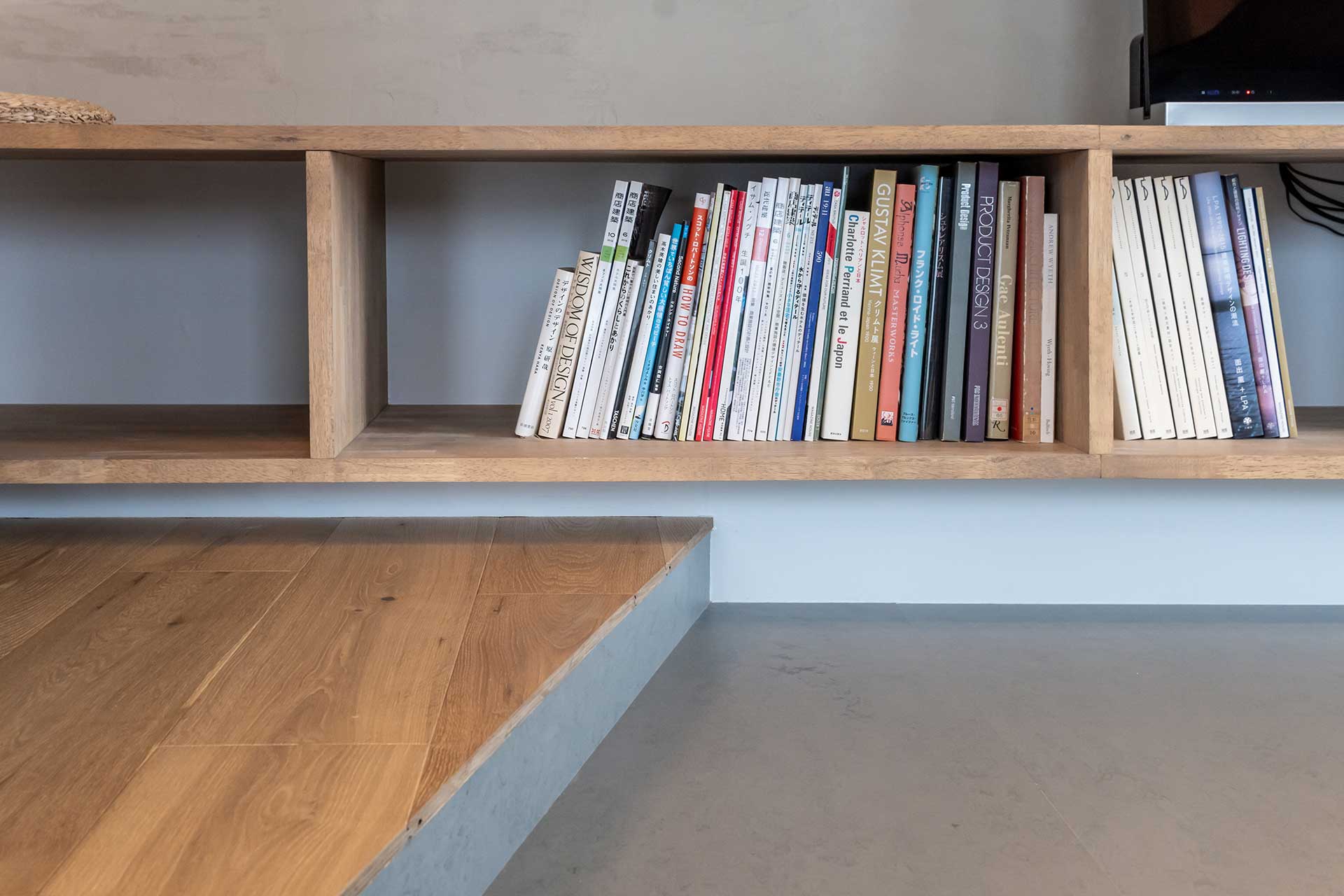 本棚を床から17cm離すことで浮遊感を演出。