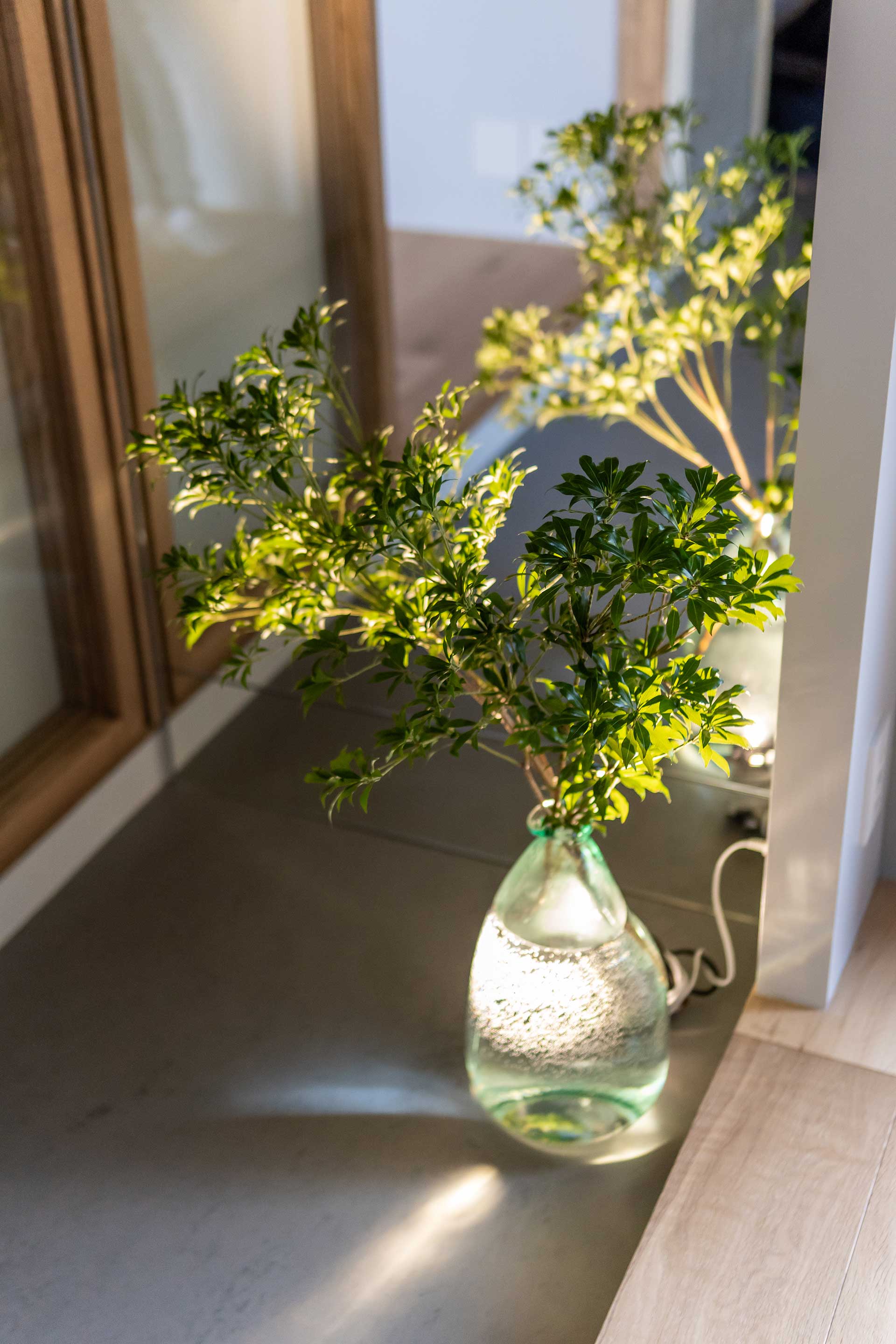 照明の光をガラス花瓶に当てることで柔らかな光を演出。