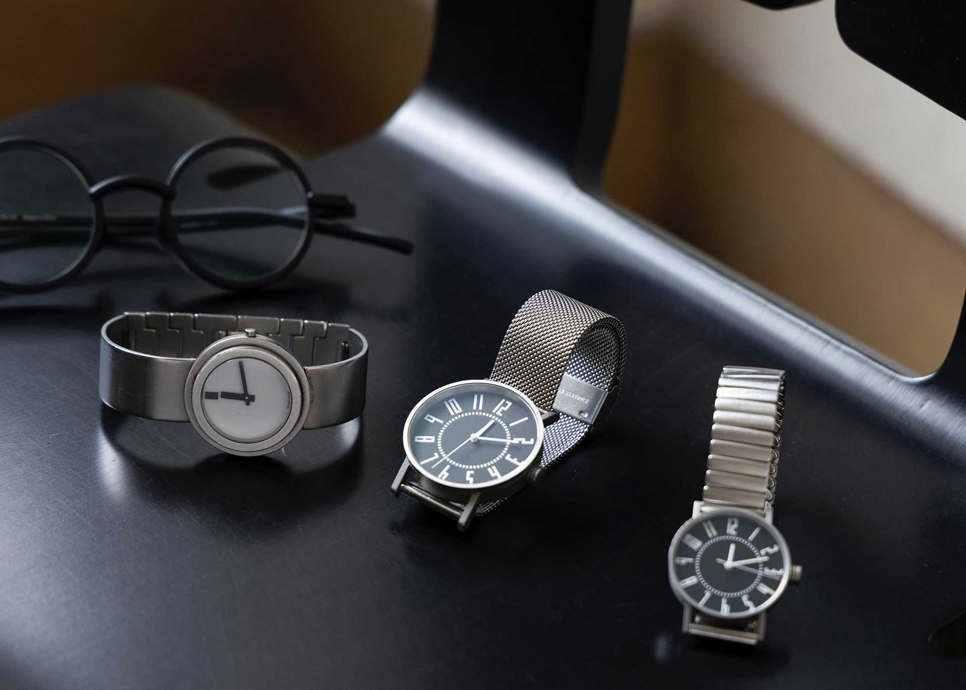 左から内田繁デザインのWRIST WATCH、五十嵐威暢デザインのeki watch。森さんが普段から掛けているコンスタンティン・グルチッチデザインのメガネとも好相性。