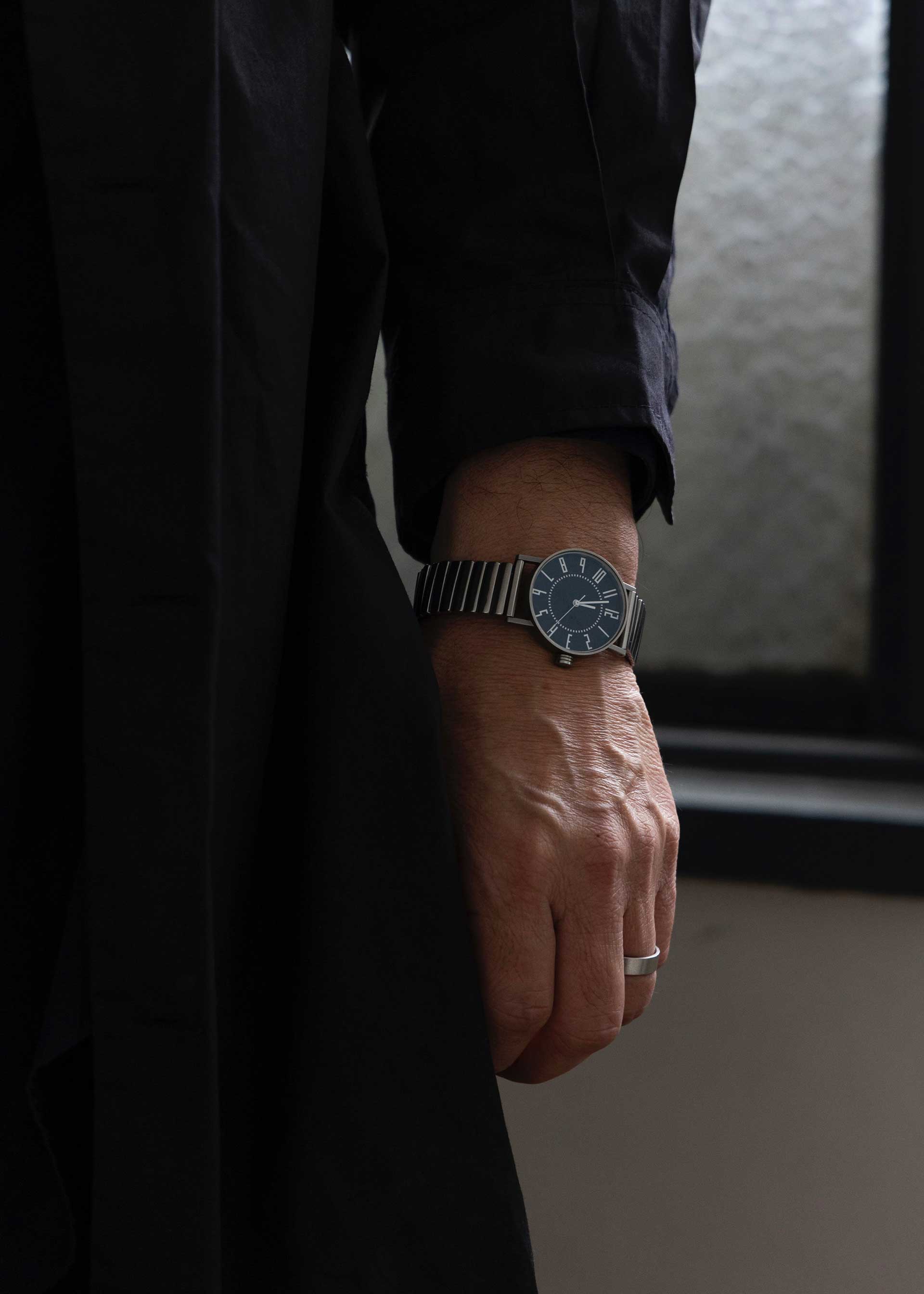 「普段はeki watch30mmの黒で、時間をあまり気にしない日は内田繁氏の時計をつけています」