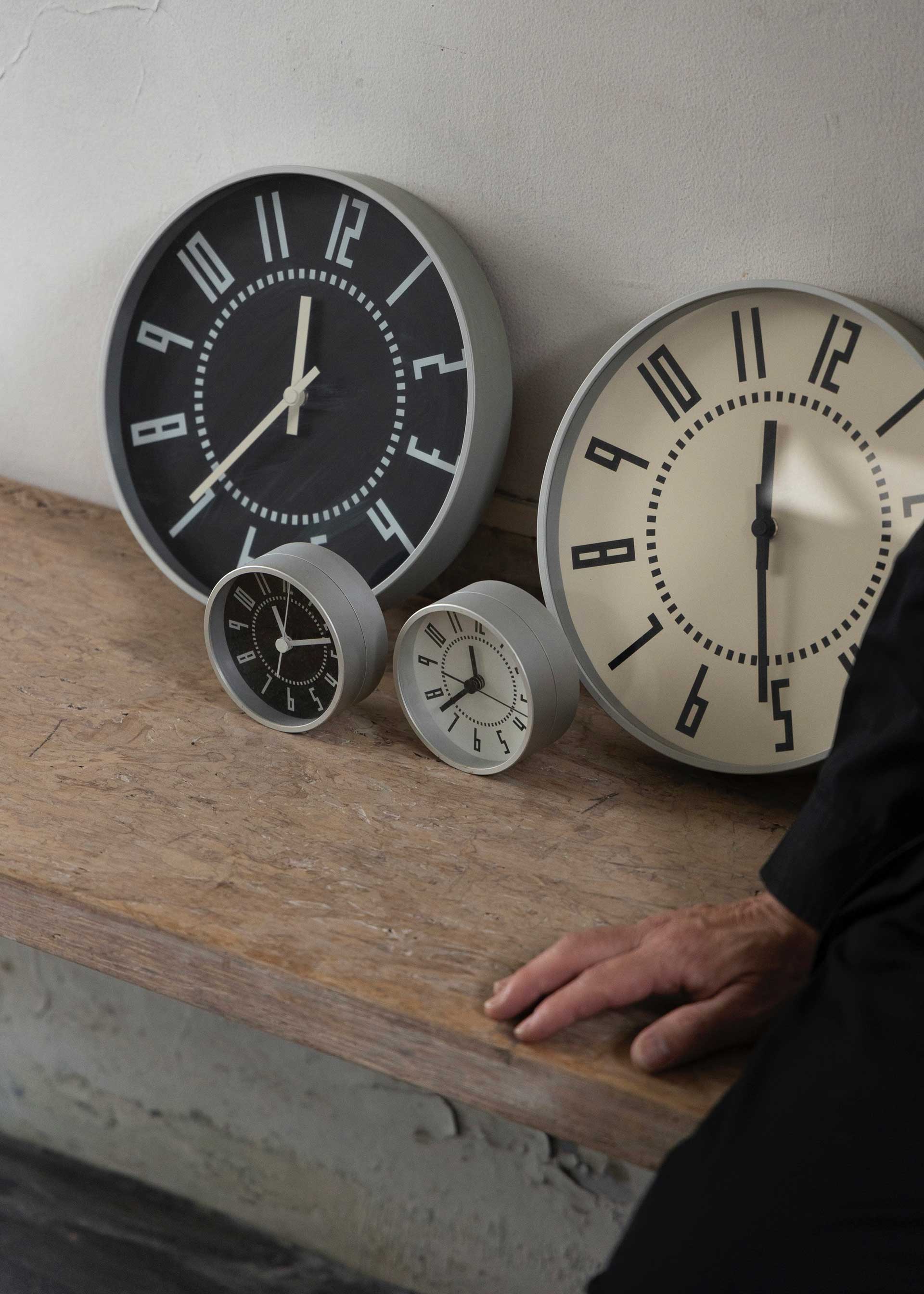 五十嵐威暢デザインの掛け時計eki clock25㎝と置き時計eki clock9.5cmは、ともに森さんがプロディースを手掛けたもの。