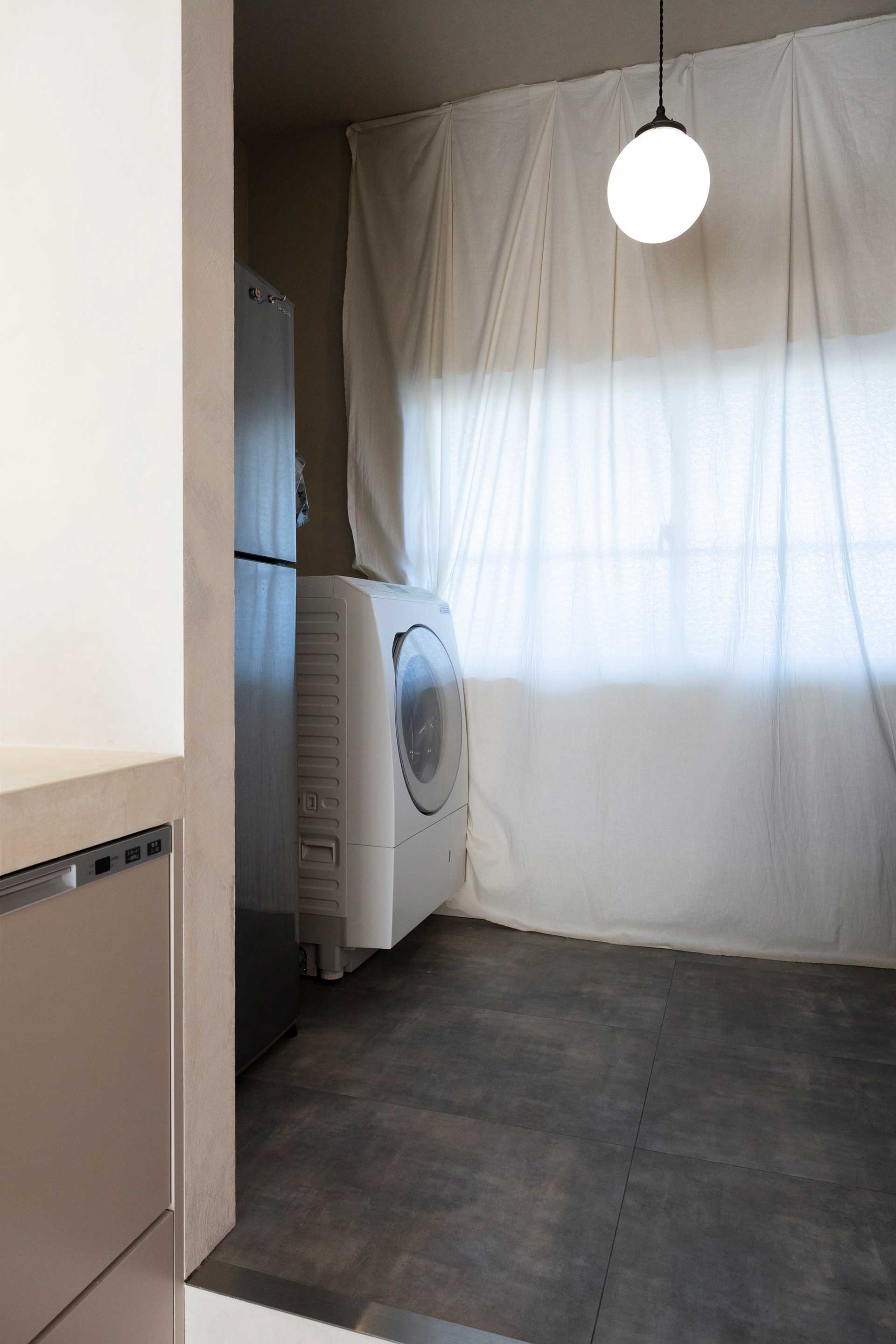 洗濯機はバスルームに置かず、パントリーに入れて生活感を排除。