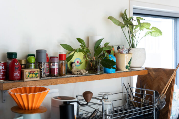 キッチンのスパイスを置いた棚の上にも植物や小物を飾る。「GRANCAのコーヒーを毎日挽いて淹れてます」。ドリッパーはORIGAMIを愛用。