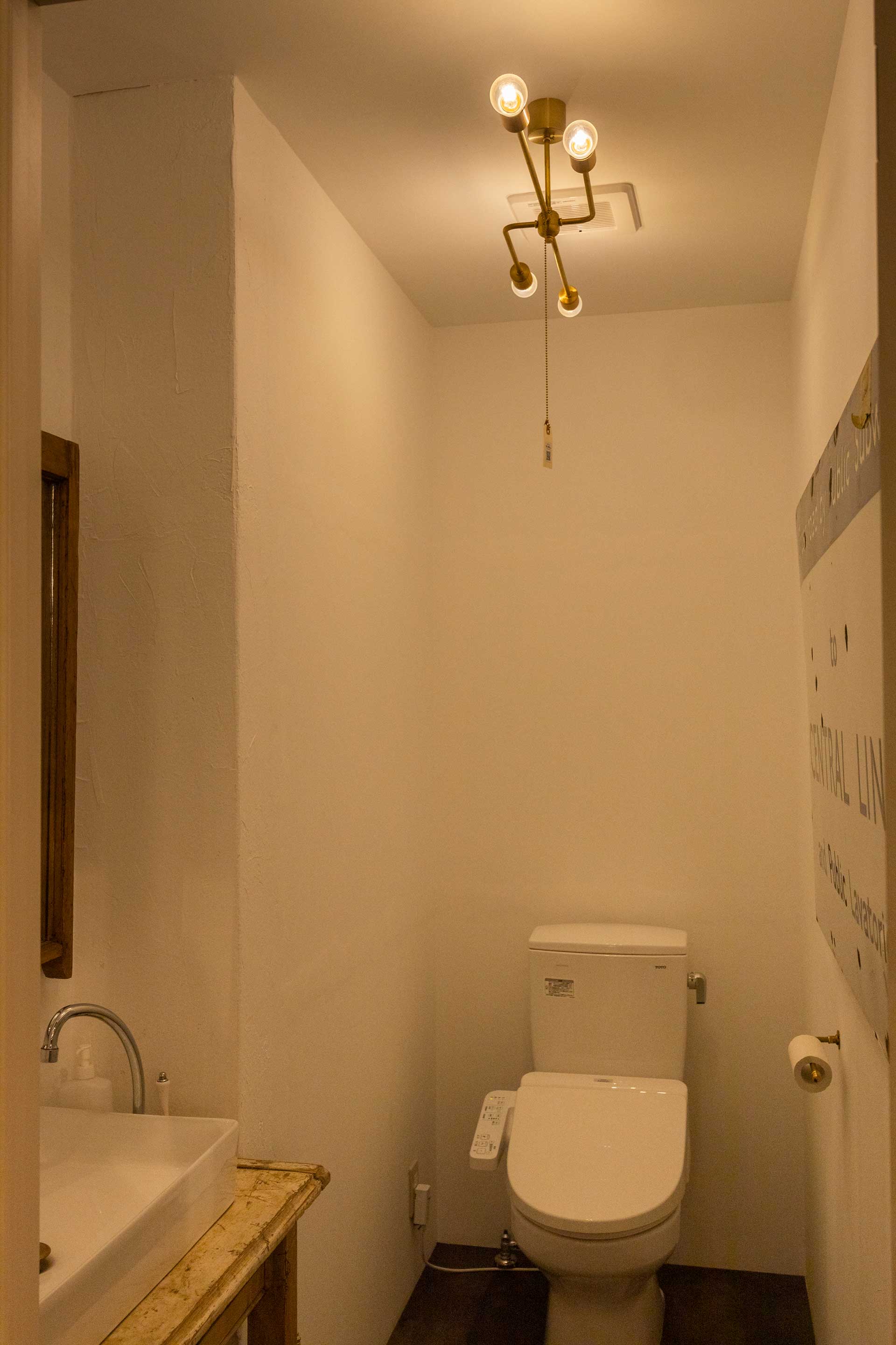 トイレの照明をペンダントライトにするというアイディアをショップ内で発見。吊り具はコードではなくパイプにしている。
