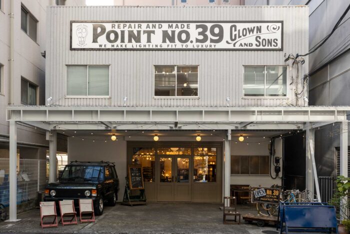 ２０２３年８月に目黒通り沿いから西五反田へと移転し、広々とした店舗に。２階建ての倉庫だった建物をリノベーション。１階にはカフェスペースも。