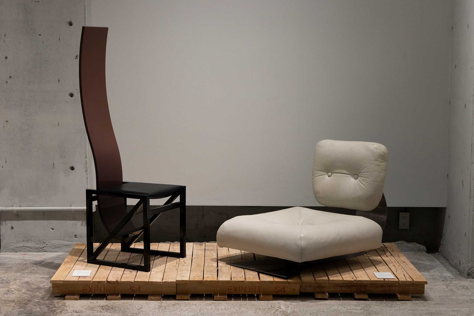 左は黒川紀章による“EDO series High Back Chair”の中の一脚。伝統的な黒塗りにより、シンプルな日本の伝統美と江戸文化を現代に表現。右はブラジル人建築家、オスカー・ニーマイヤーによる“White “Alta”Lounge Chair”。フレームにはスチールが使用されている。