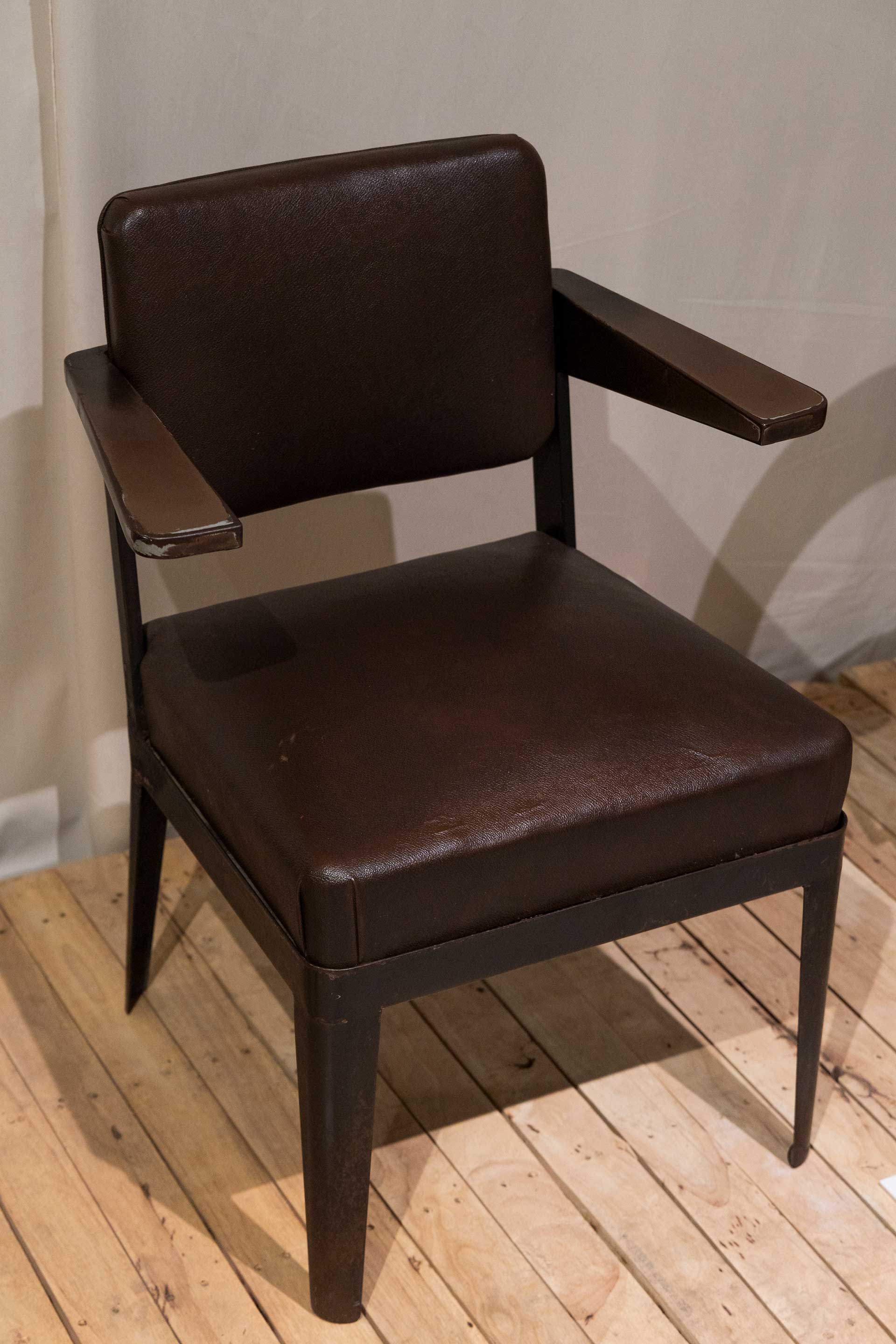 フランスの建築家、デザイナーであるジャン・プルーヴェの初期作品“arm chair CPDE”。1930年代の制作で、プルーヴェのオフィス家具の基礎となった。