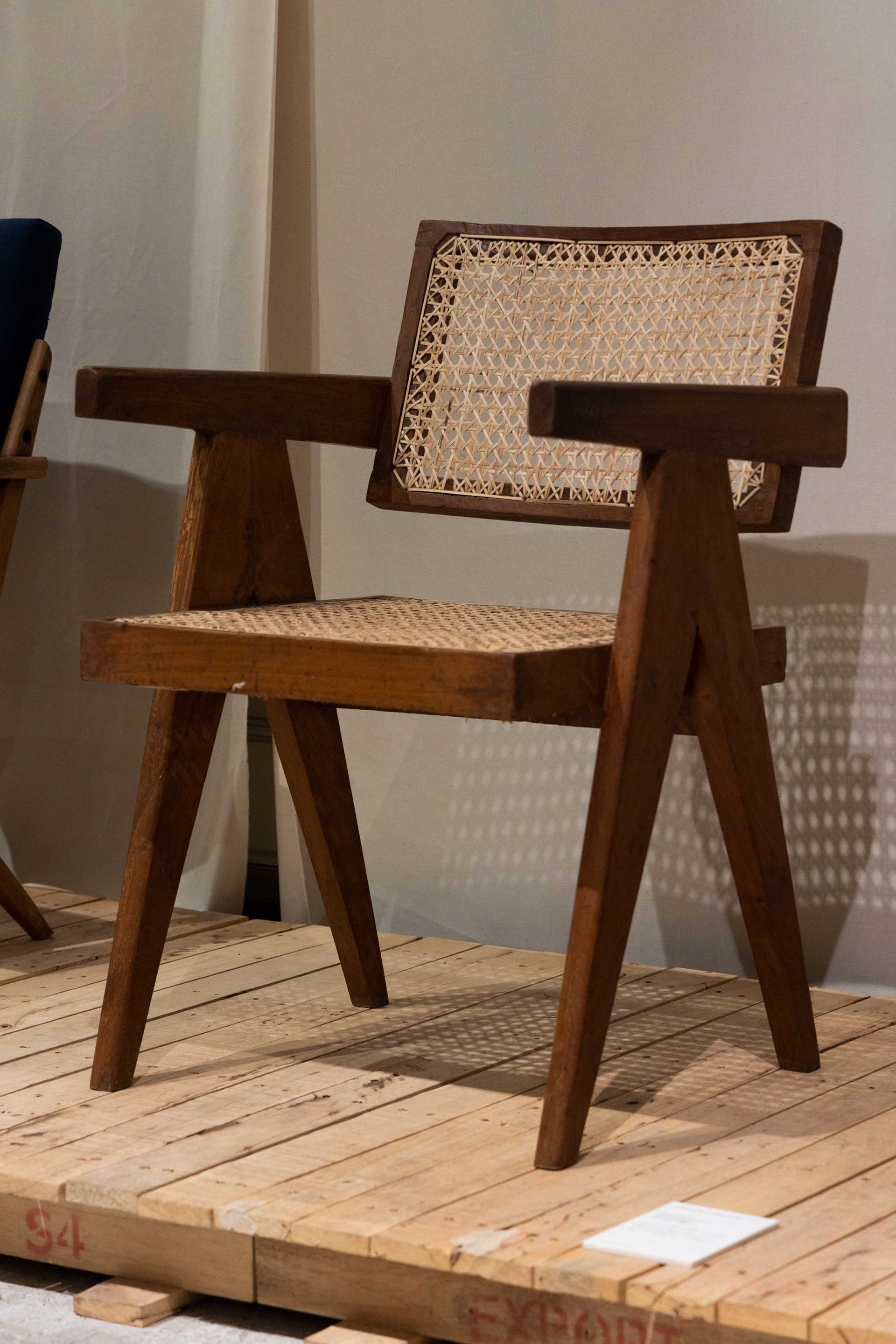ル・コルビュジェのパートナーであった建築家ピエール・ジャンヌレがデザインしたオフィスチェア“Floating Back Office Chair”。チーク材を用いたVレッグと籐で構成されるアイコニックな１脚。