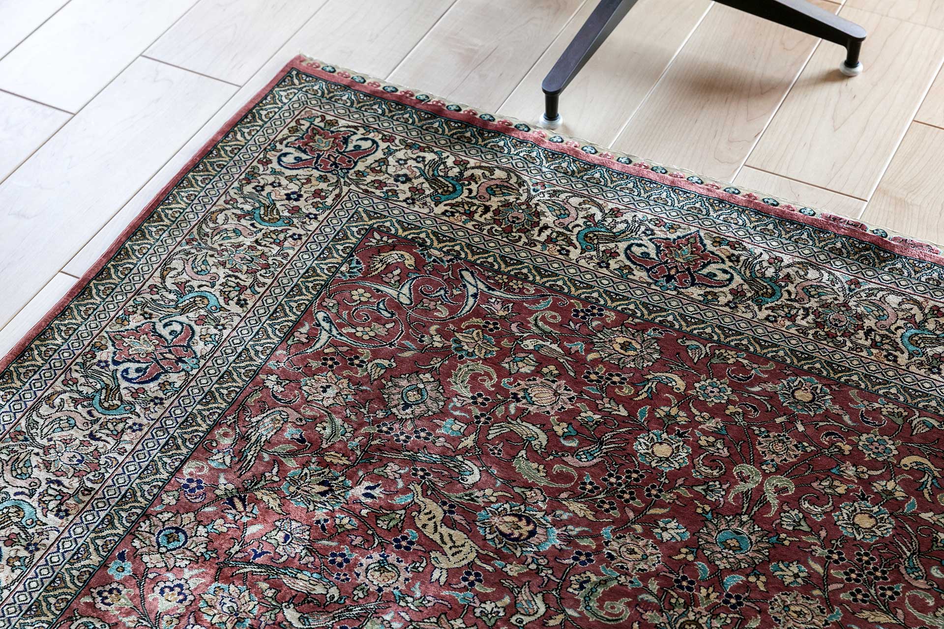 奥さまの叔父さまに譲っていただいたというのトルコ絨毯が、空間に彩りを添える。「叔父が若い頃にトルコで買ってきたもので、有名な工房で織られたものらしいです」 (奥さま) 。