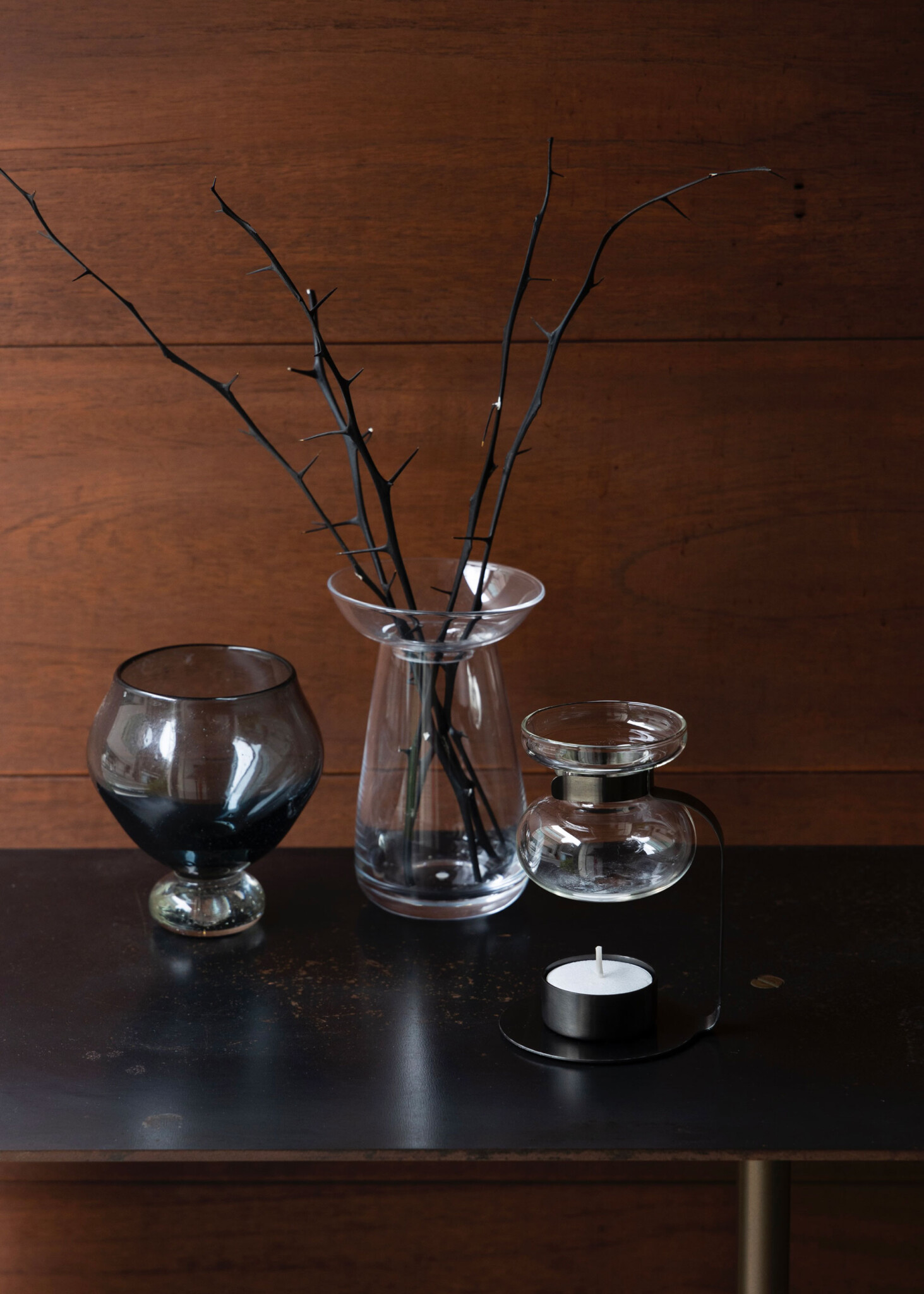クリアガラスのシンプルなアロマオイルウォーマーとアクアカルチャーベースに、琉球ガラス作家、小野田郁子のワイングラス。