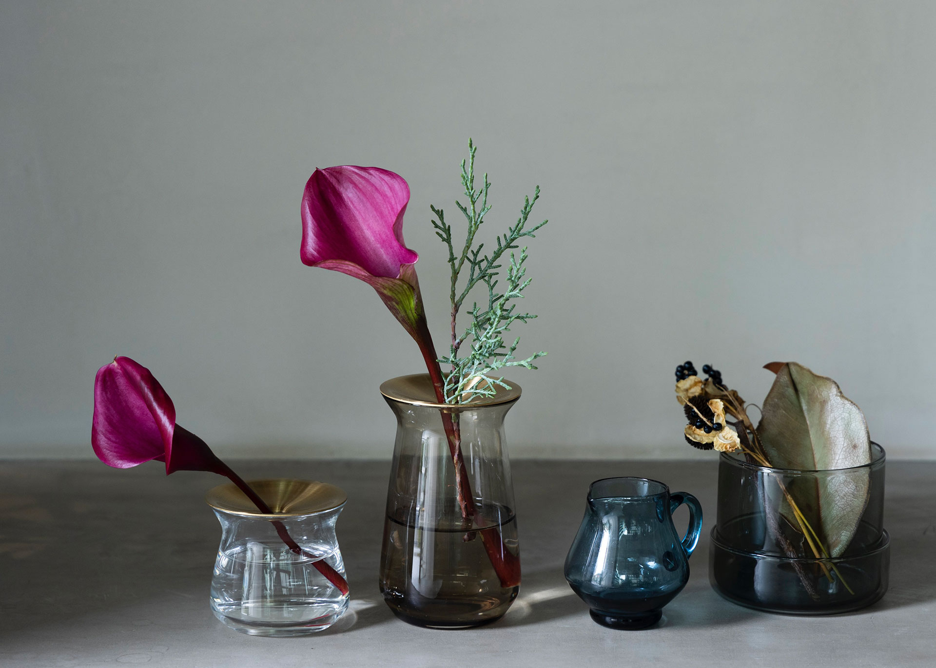 一輪挿しのLUNAは、真鍮のプレートとガラスの器を組み合わせたミニマムなデザイン。花を挿すだけで絵になりやすいのが魅力。