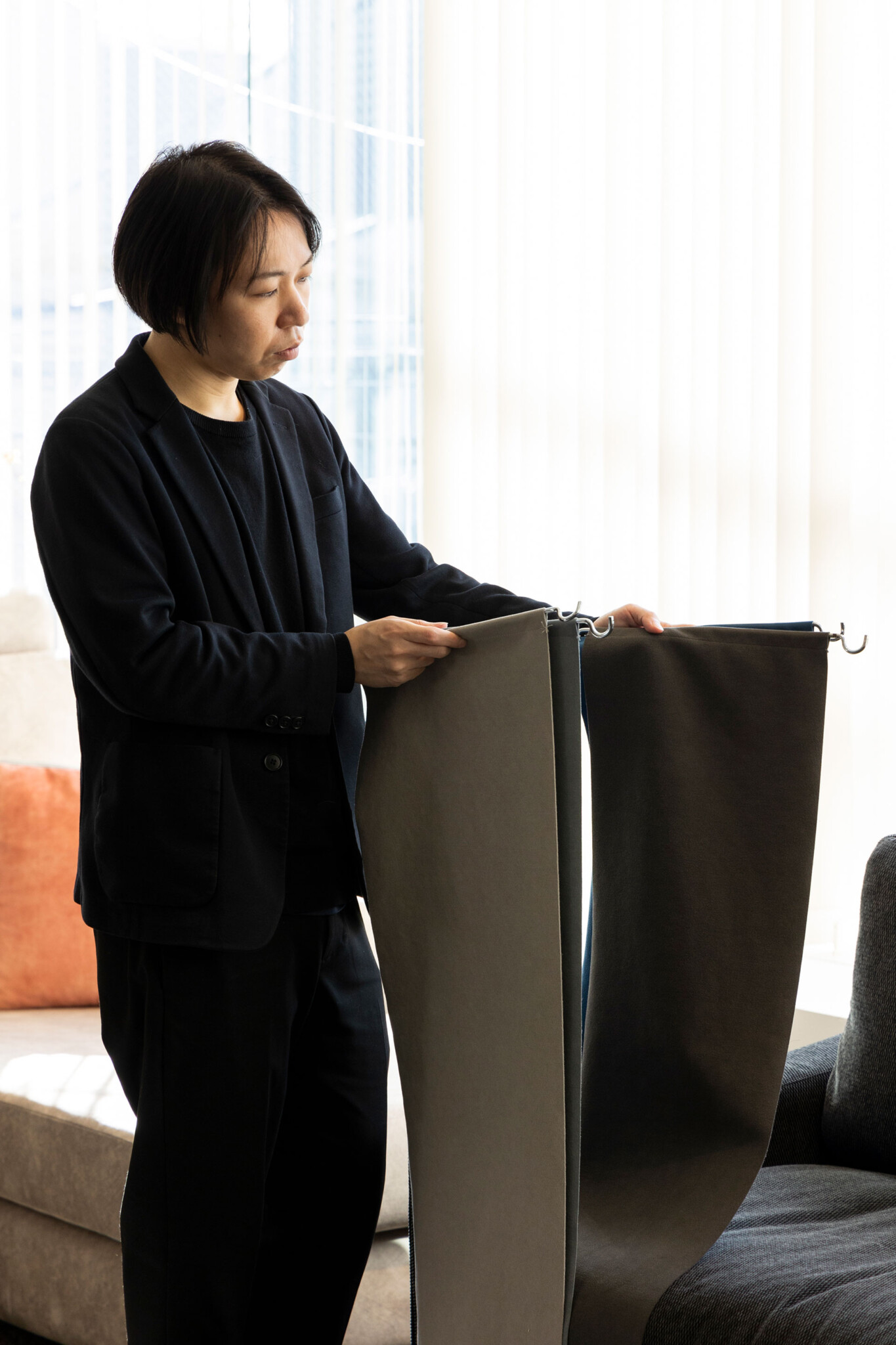 『FLANNEL SOFA』東京ショールーム副店長の宅見高志さん。「小さい生地サンプルをお配りしていますが、ショールームで大きなサンプルをソファに当てがって見るとイメージが湧きやすいと思います」
