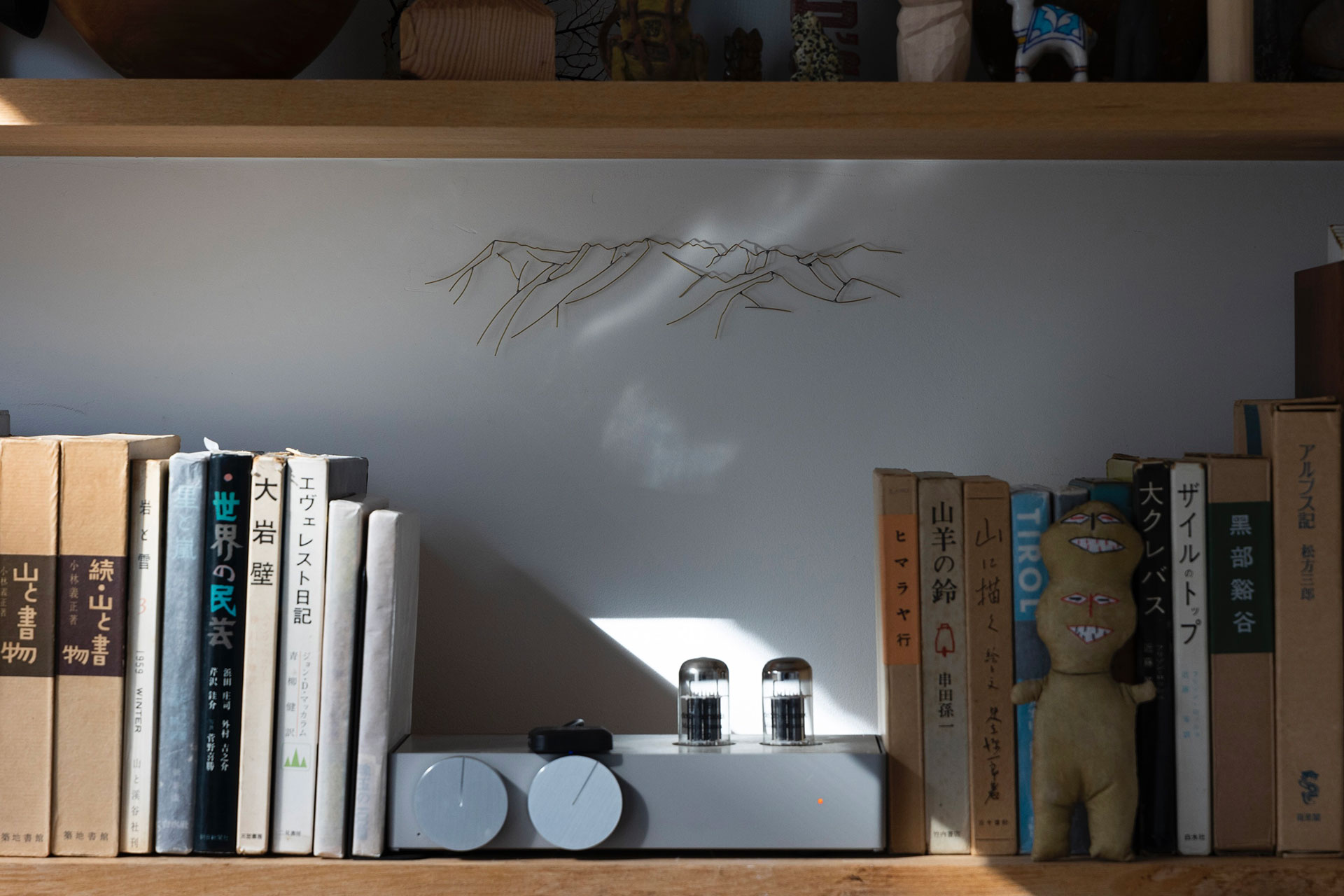 書斎の壁面には、ワイヤーアートや山関連の古書をディスプレイ。