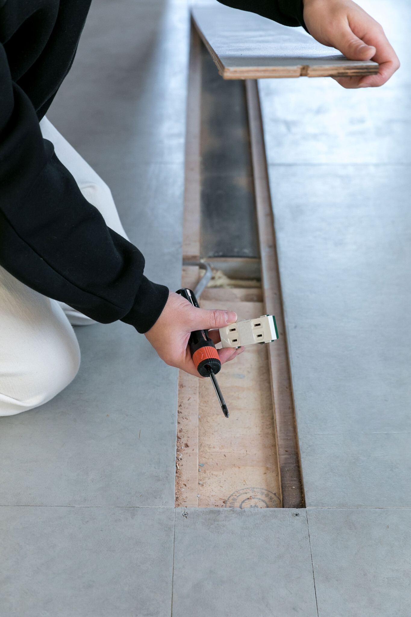 リノベーション時に床の一部を取り外せるようにして、中に作業時に使うコンセントを収納。