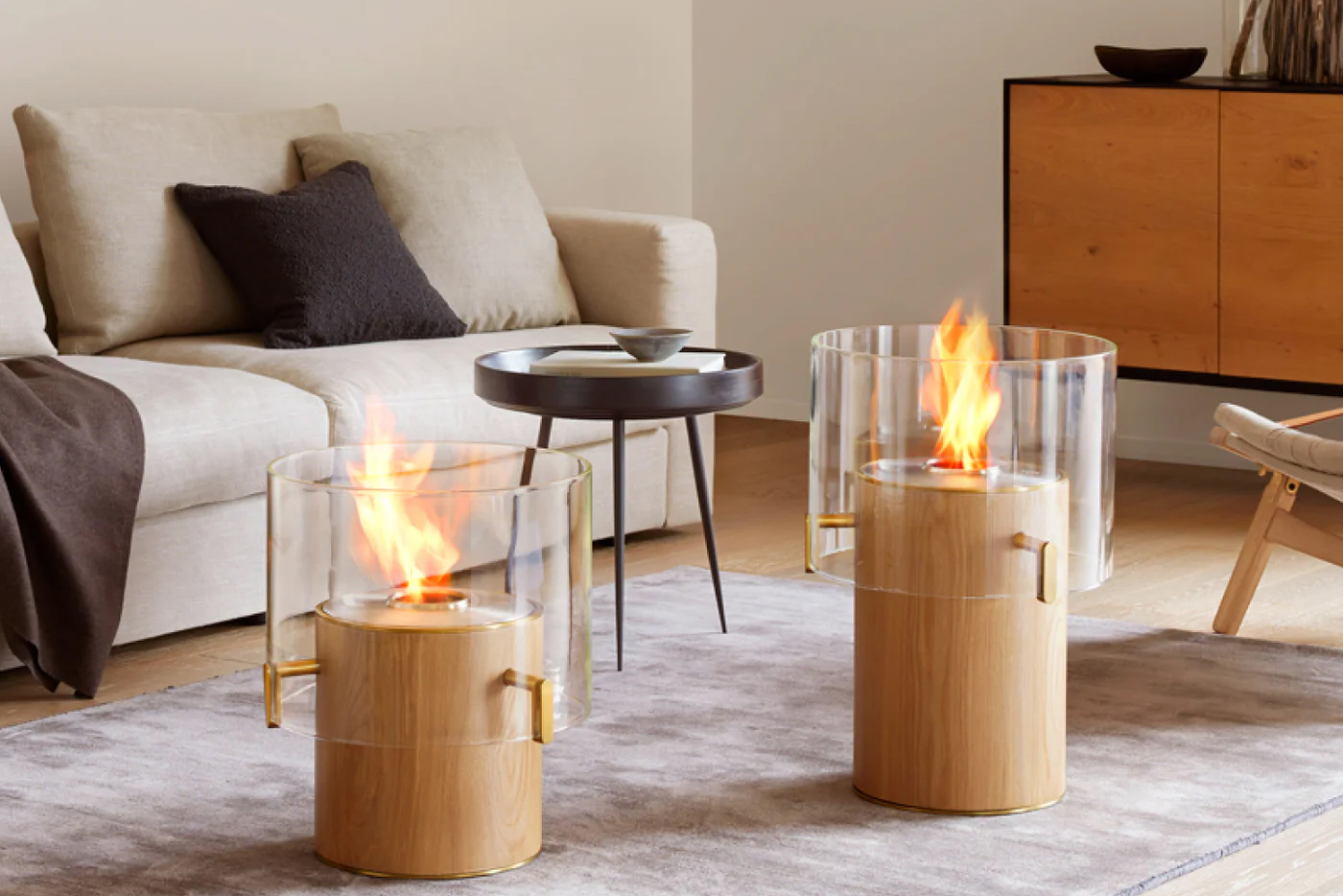 モダンなデザインの「Pillar」。部屋の中に炎が浮かぶようなバイオエタノール暖炉だ。移動させることができるのも魅力。