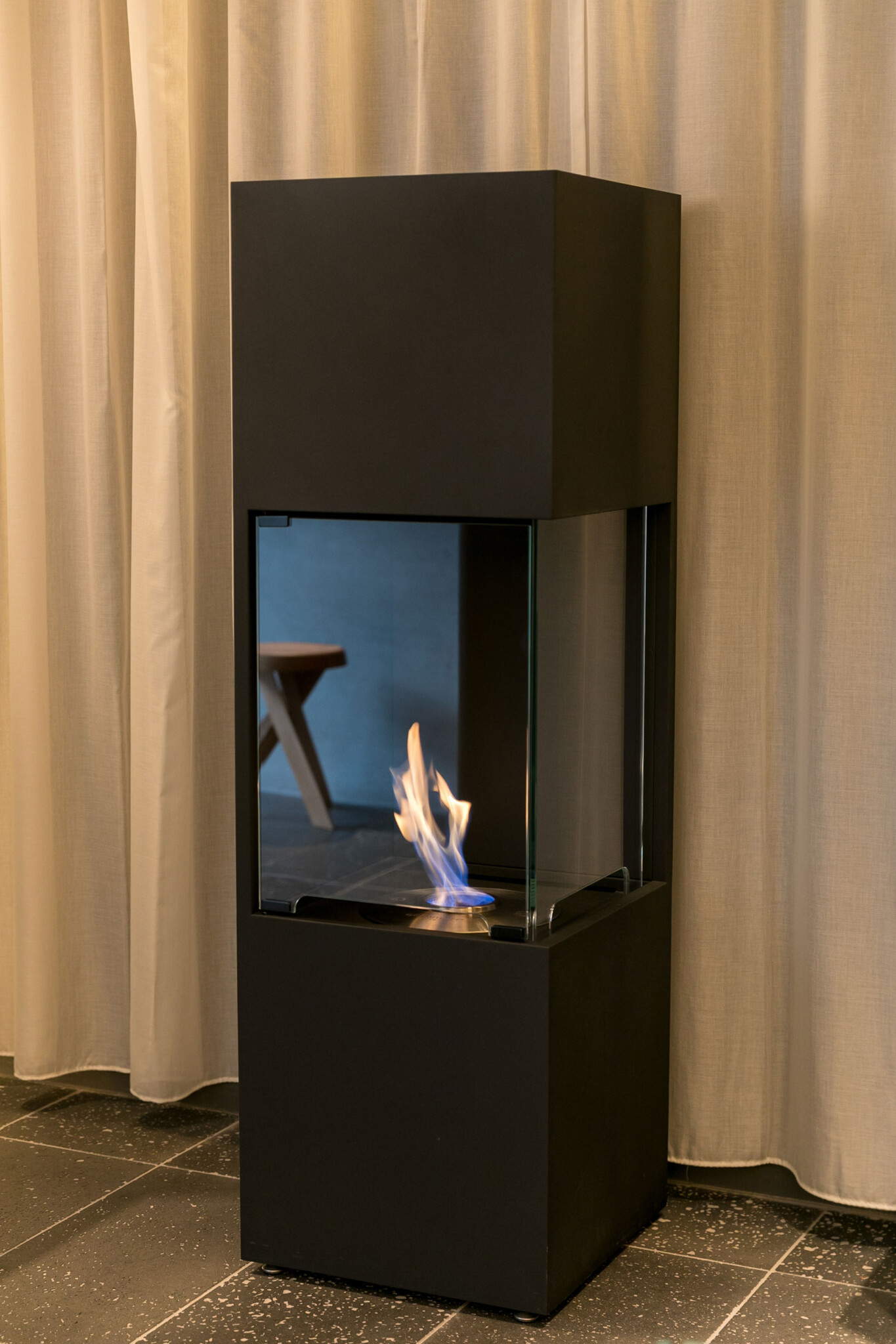 円形のバイオエタノール暖炉は高さのある炎を楽しめる。
