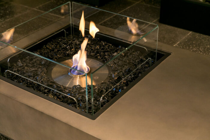 テーブル型のバイオエタノール暖炉は、暖炉を使わない季節はガラス蓋をすれば、フラットなテーブルとして使うことができる。