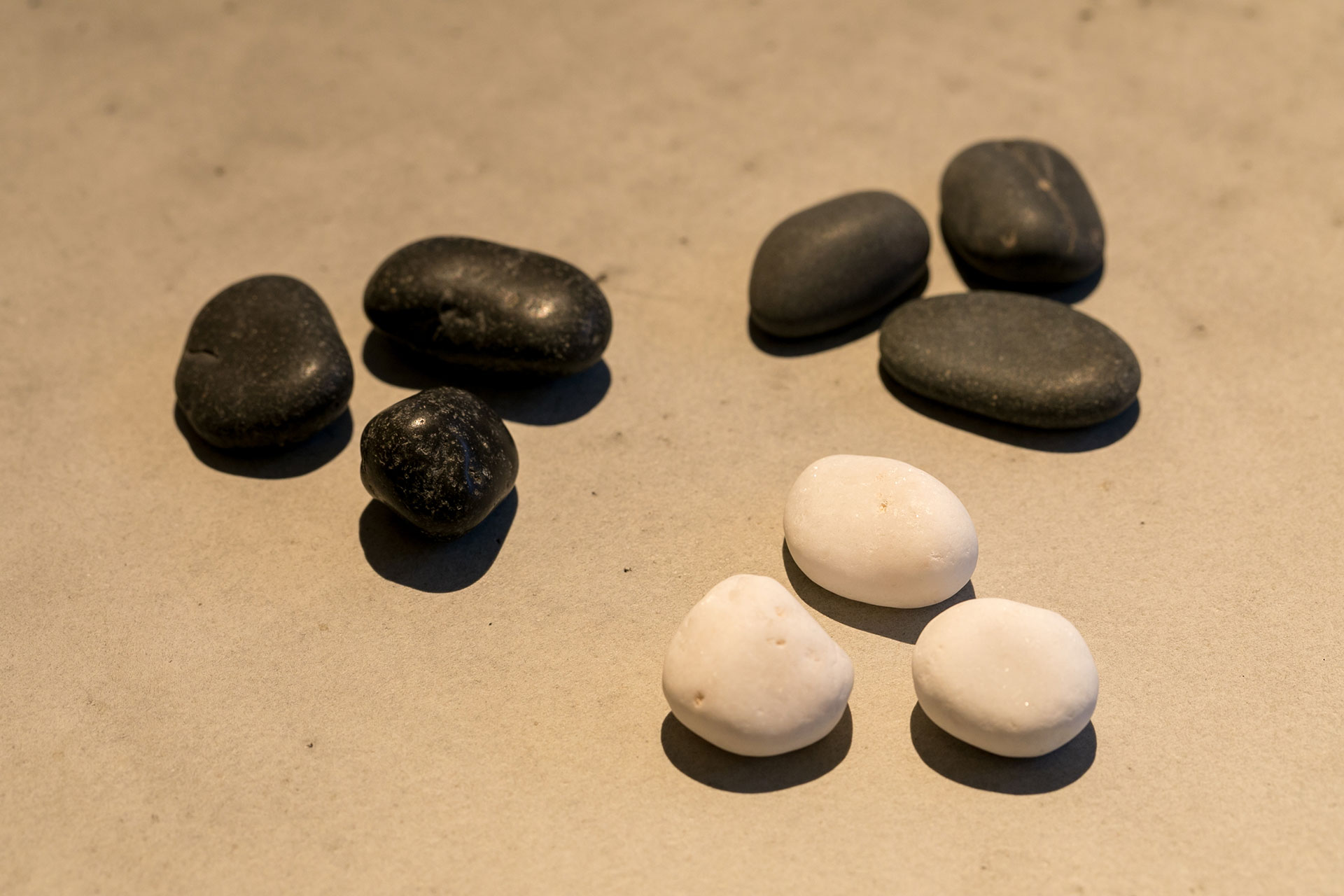 オプションで３色の丸みのある石を選ぶこともできる。白は雪華石、黒の河川黒玉石、乾いた状態でもひときわ黒い特選黒玉石から選べる。