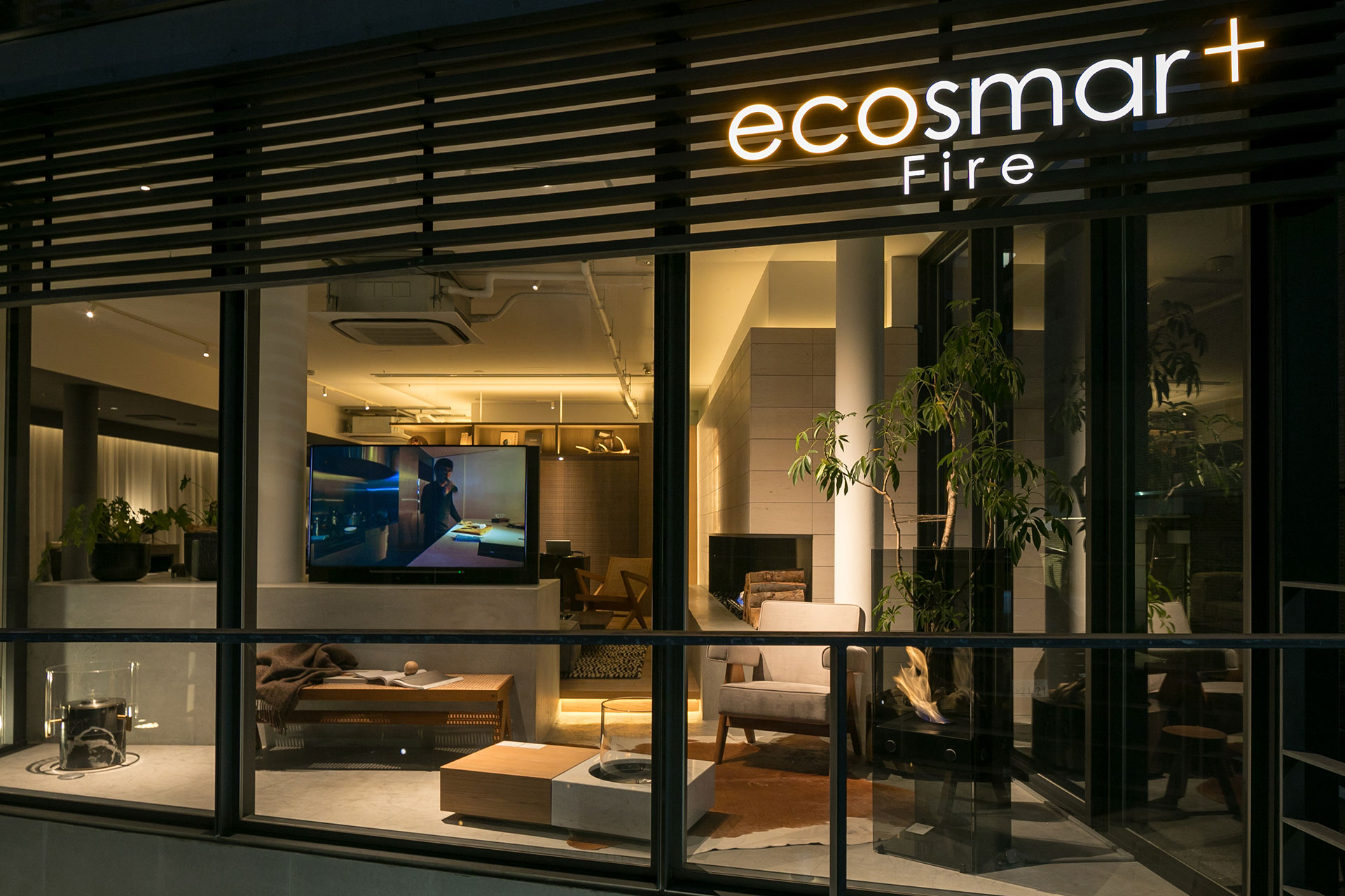 『EcoSmart Fire南青山ショールーム』 ●港区南青山4-24-8。実際に炎を体感できるショールームが、他に東京・六本木と大阪にある。