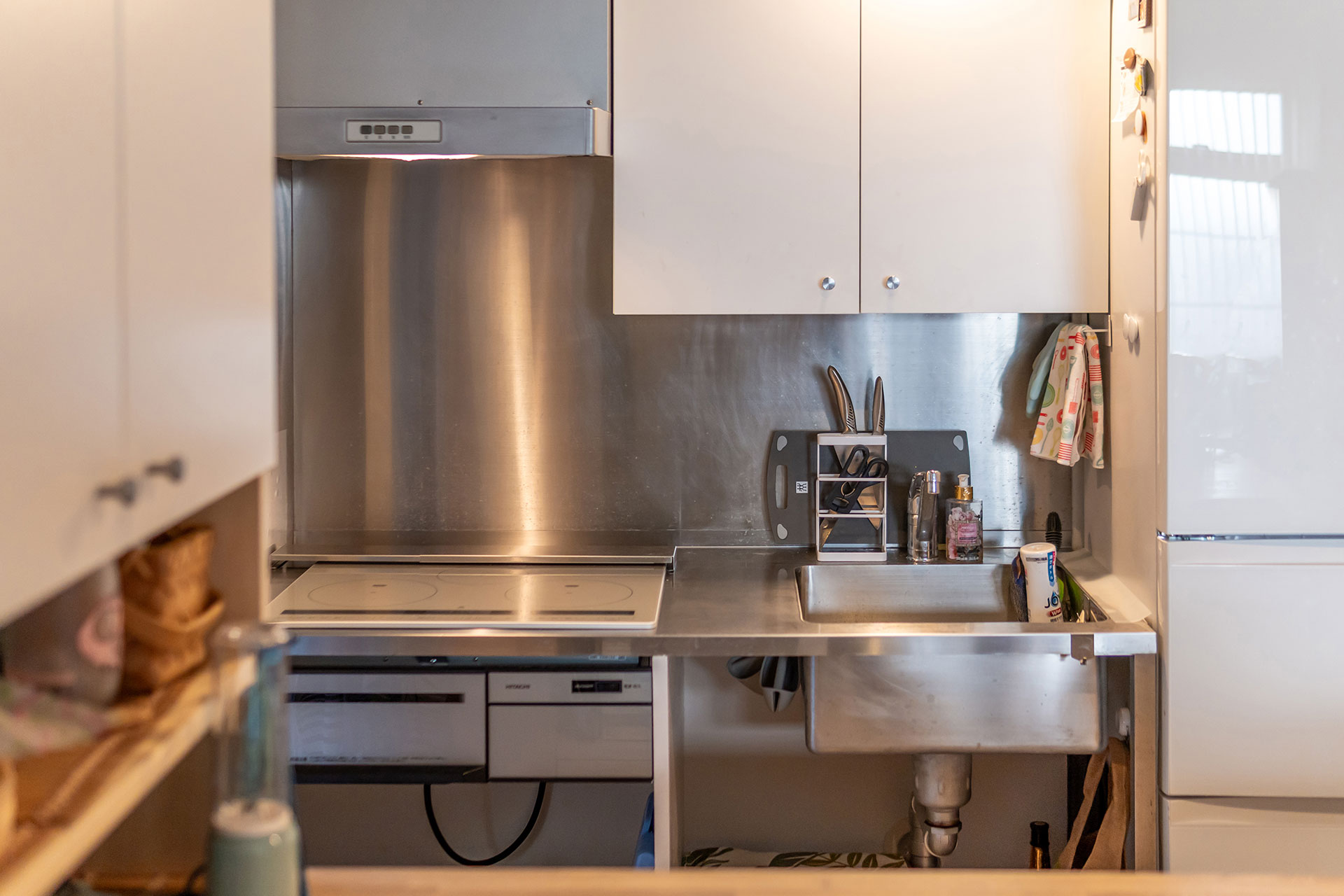 造作したオールステンレスのキッチンは「リンナイ」のIHヒーターをビルトイン。