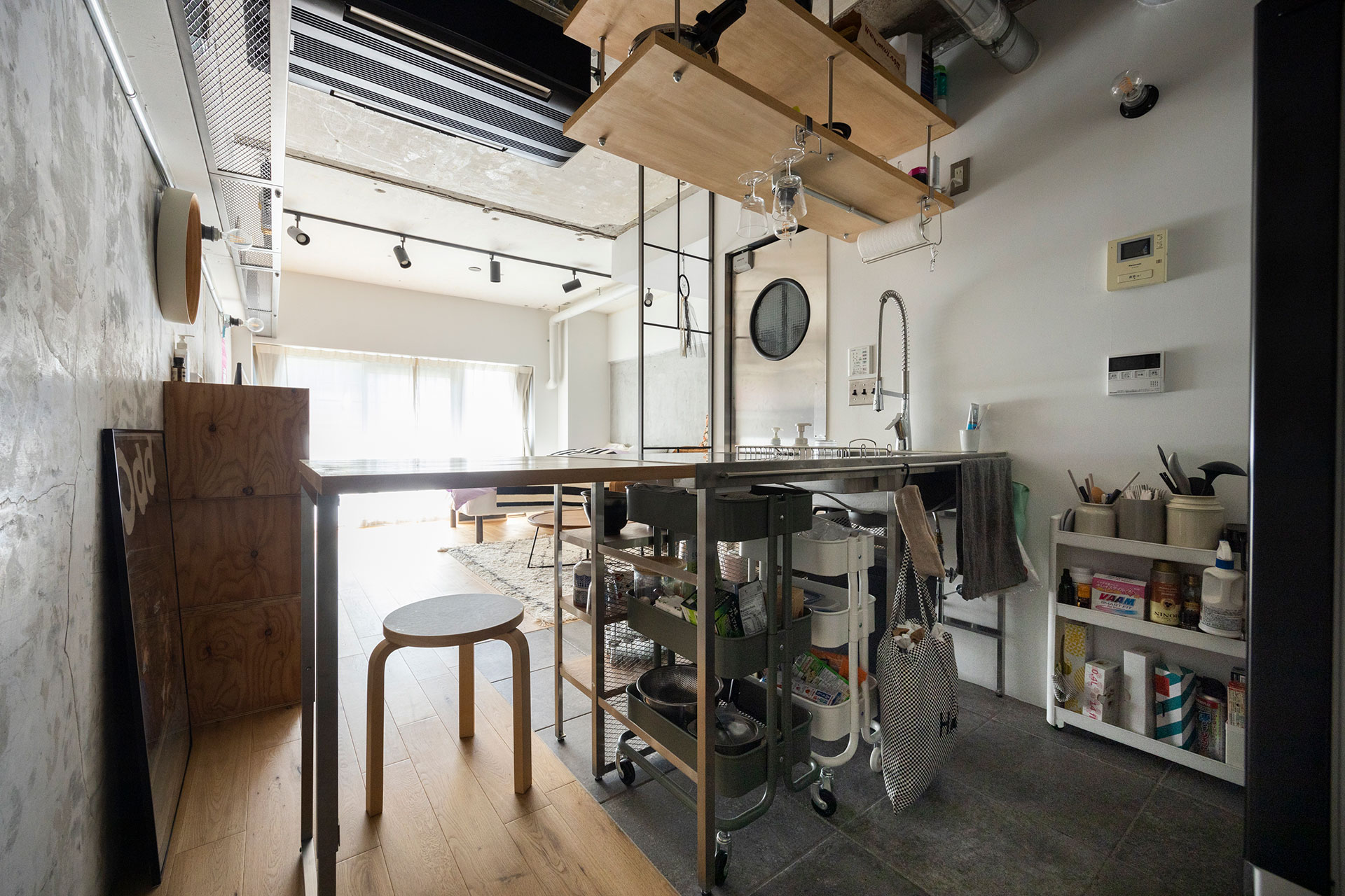 キッチンの作業スペース側。ステンレスの天板とつなげてテーブルをエクステンションすることができる。