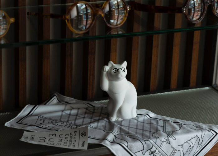 新吉原×blincのコラボによる招き猫と色眼鏡拭き。