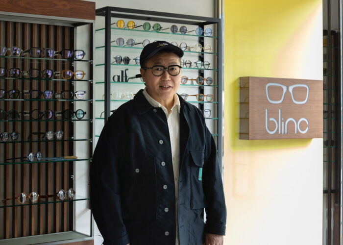 今回、愛用品をご紹介いただいたblincのオーナー荒岡俊行さん。1940年から続く「荒岡眼鏡」の三代目。父方も母方も代々眼鏡屋という奇遇な環境に生まれ育ち、自身も眼鏡の道へ。ニューヨークでの修業を経て、blincをオープン。