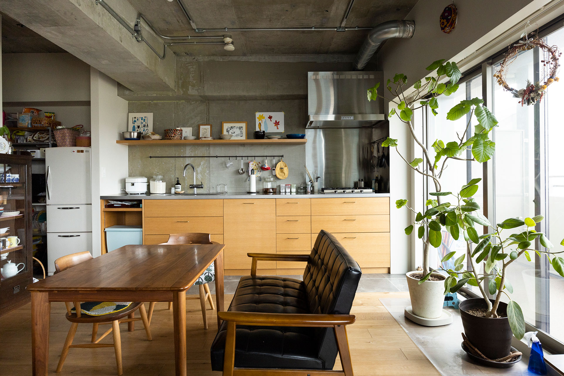 キッチンは、IKEAの既製品に天板と面材をアレンジ。水廻りの床はPタイルで切り替えている。チェアはカリモク。