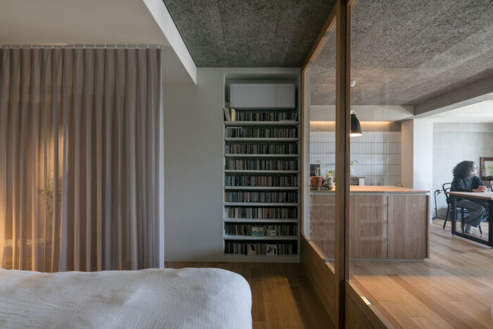 寝室はガラス戸でLDKと間仕切ることができる。ベッドと廊下を仕切るカーテンはFISBAのもの。