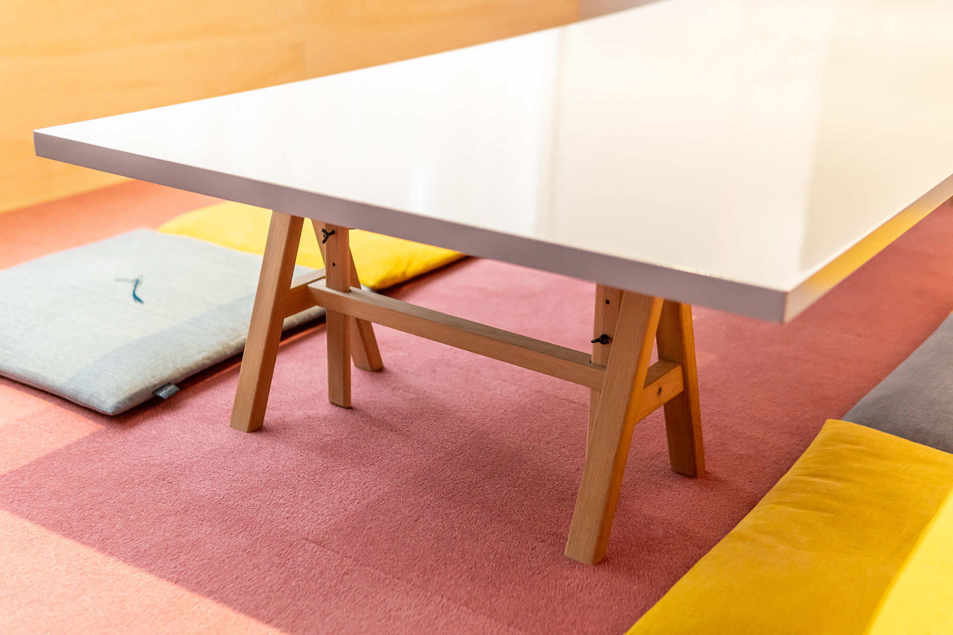 アンティークの蹴とばしプレス機から考案した造作テーブル。脚の形状が特徴的。天板はウレタン塗装。