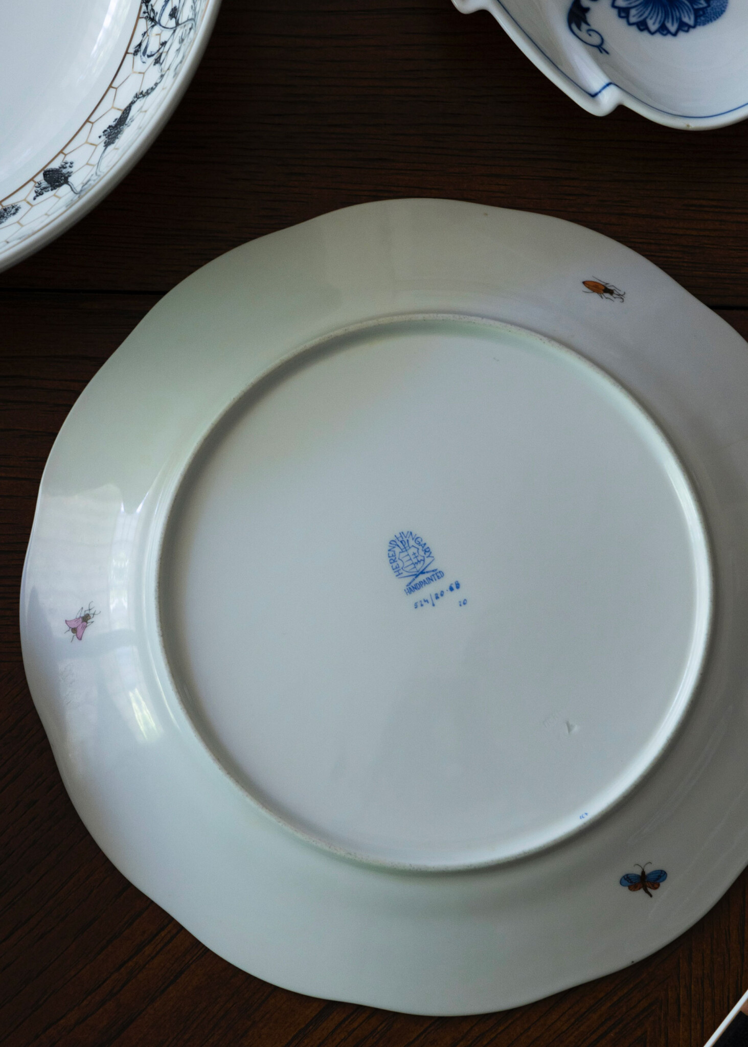 ハンガリーの陶器ブランド「ヘレンド」の大皿。裏面にまで絵付けされた小粋なつくり。