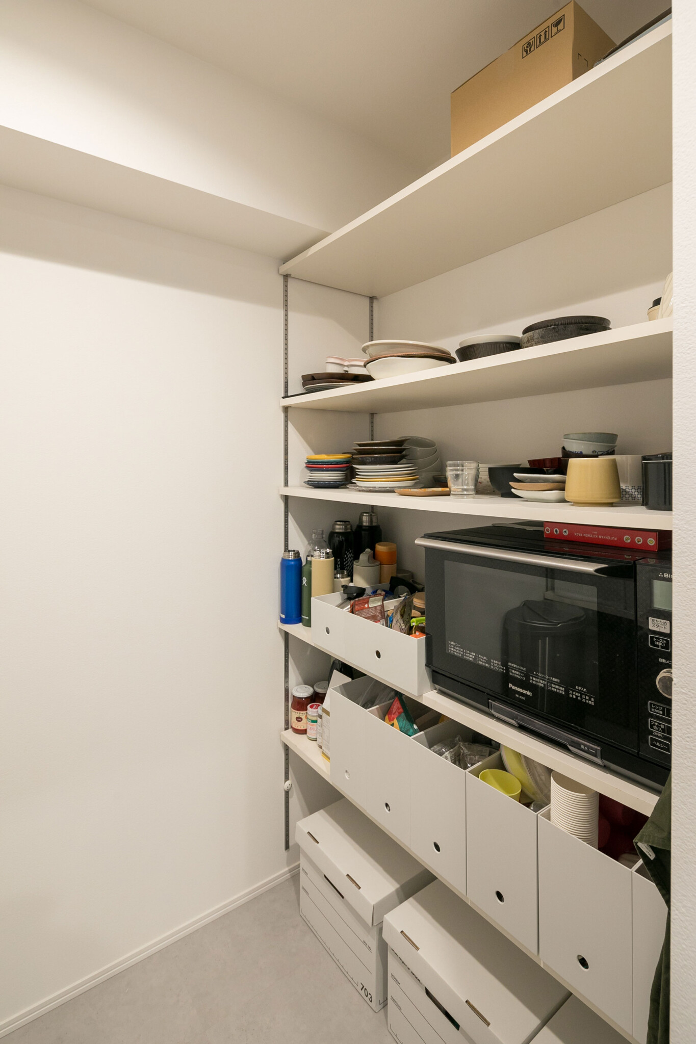 キッチンの奥には大容量のパントリーを設けている。「パントリー・キッチン・洗面所が一直線になるように計画をしたことで、家事動線がスムーズになりました」。