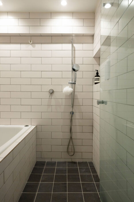 水栓は付けずシャワーのみに。ニッチを設けてソープ類の置き場にしている。