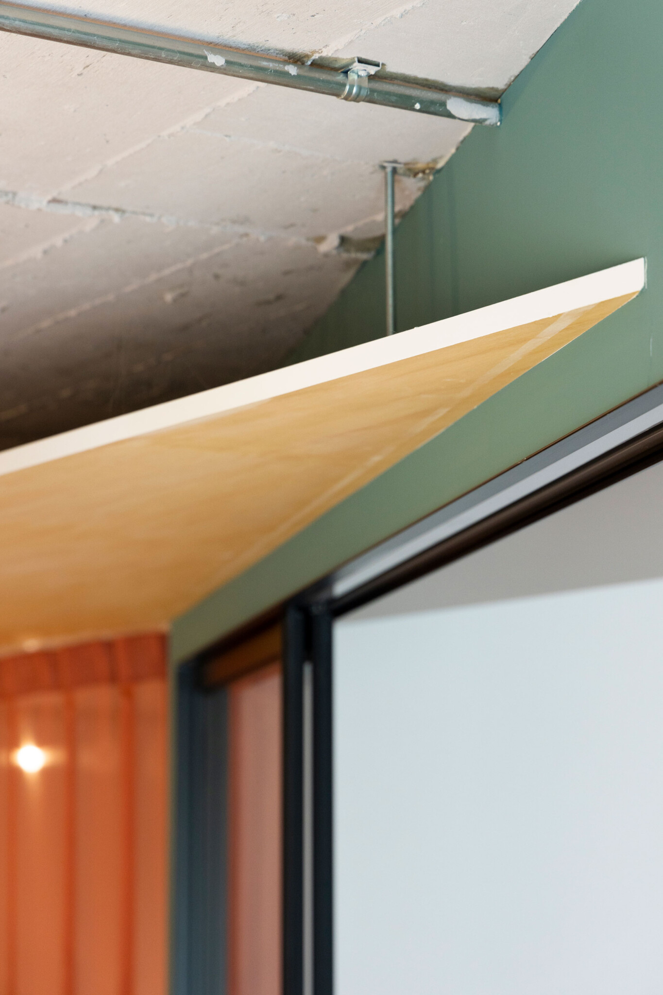 吊り天井を見ると、部屋が斜めになっているのがよくわかる。現しの天井と吊り天井の間のスペースに、配管や配線などの見せたくないものを通している。