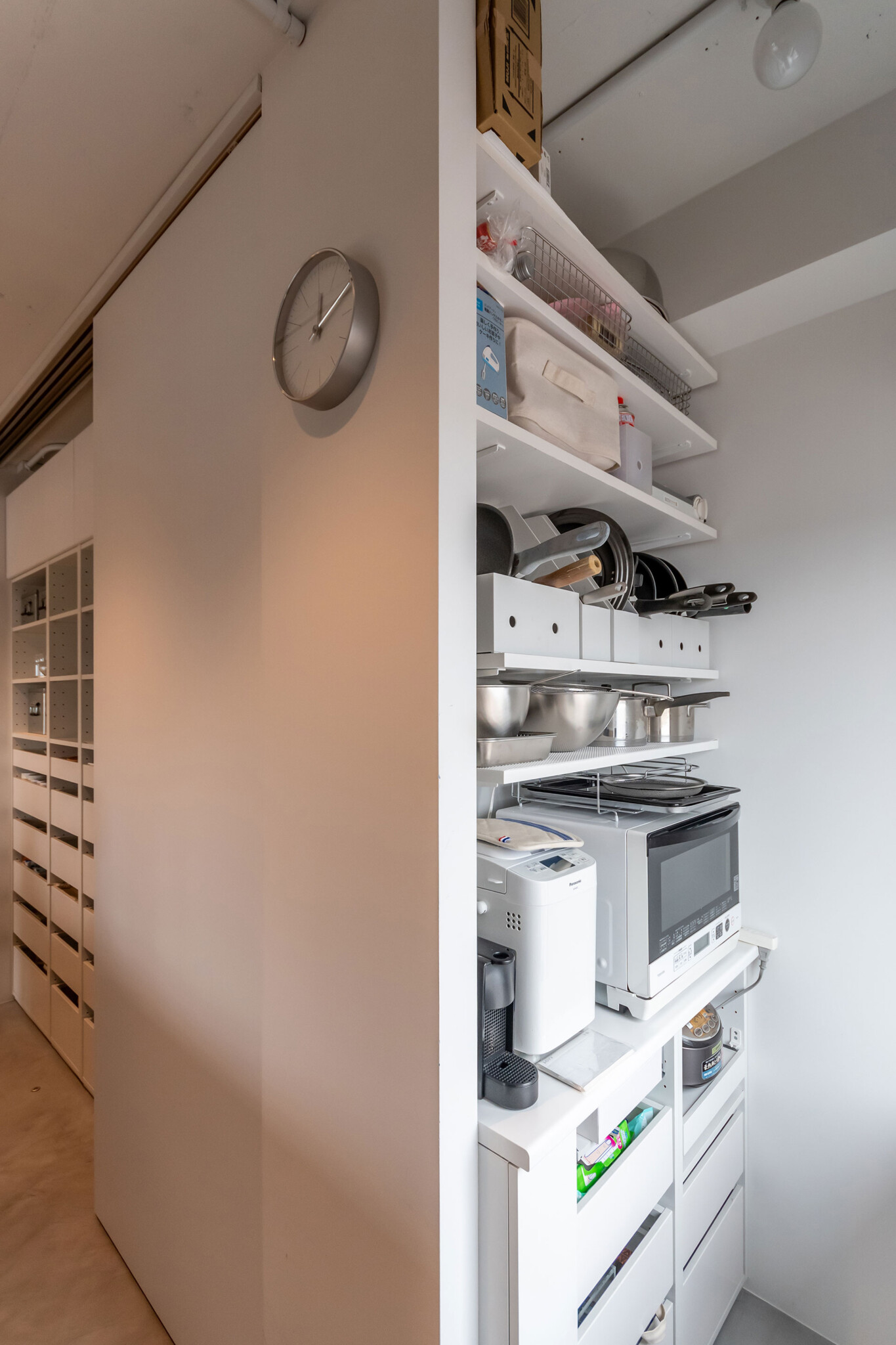 キッチン奥のパントリーには、生活感の出やすい家電などを収納。