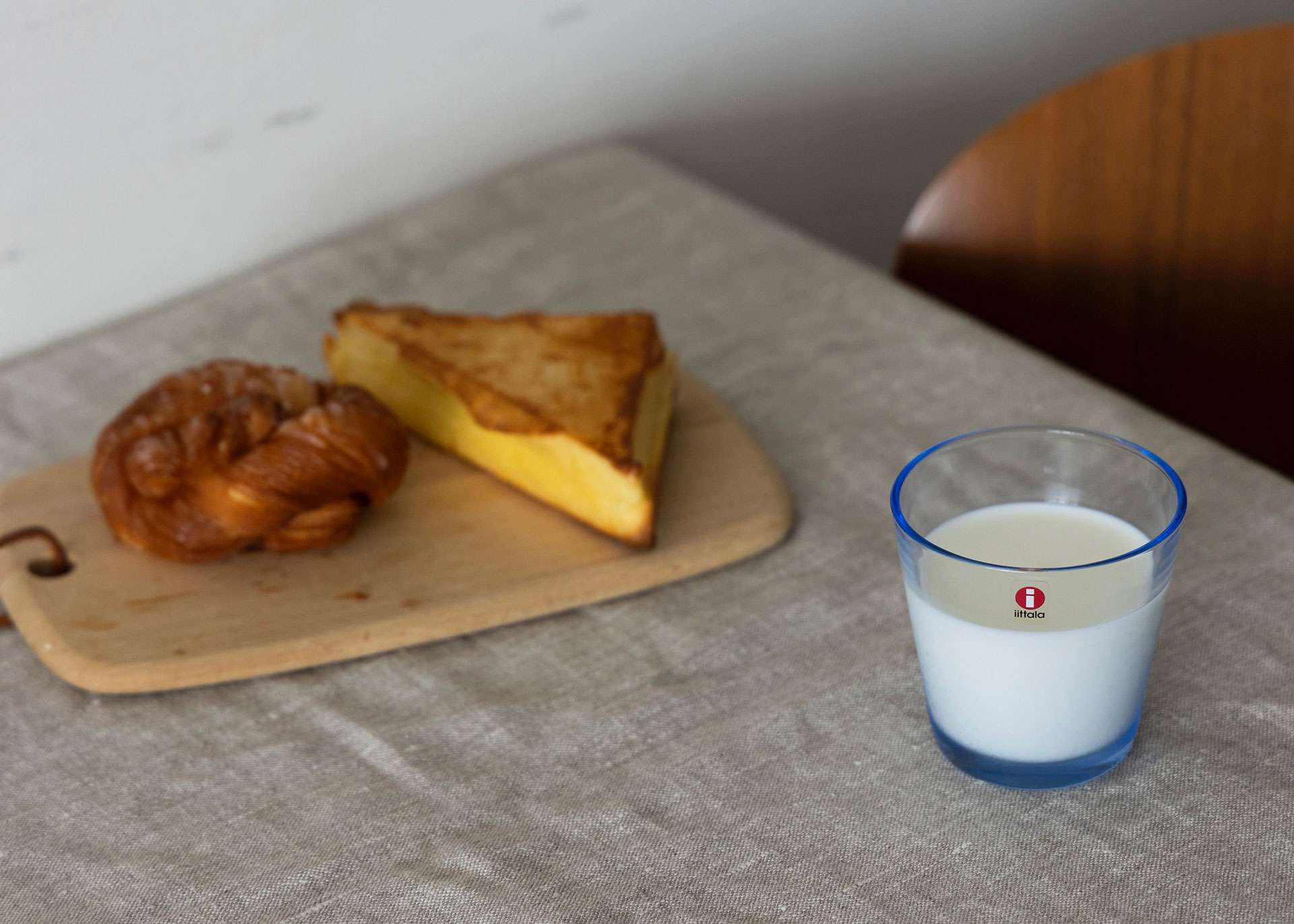 朝食のお供に。ミルクの白が映えるブルーのグラス。