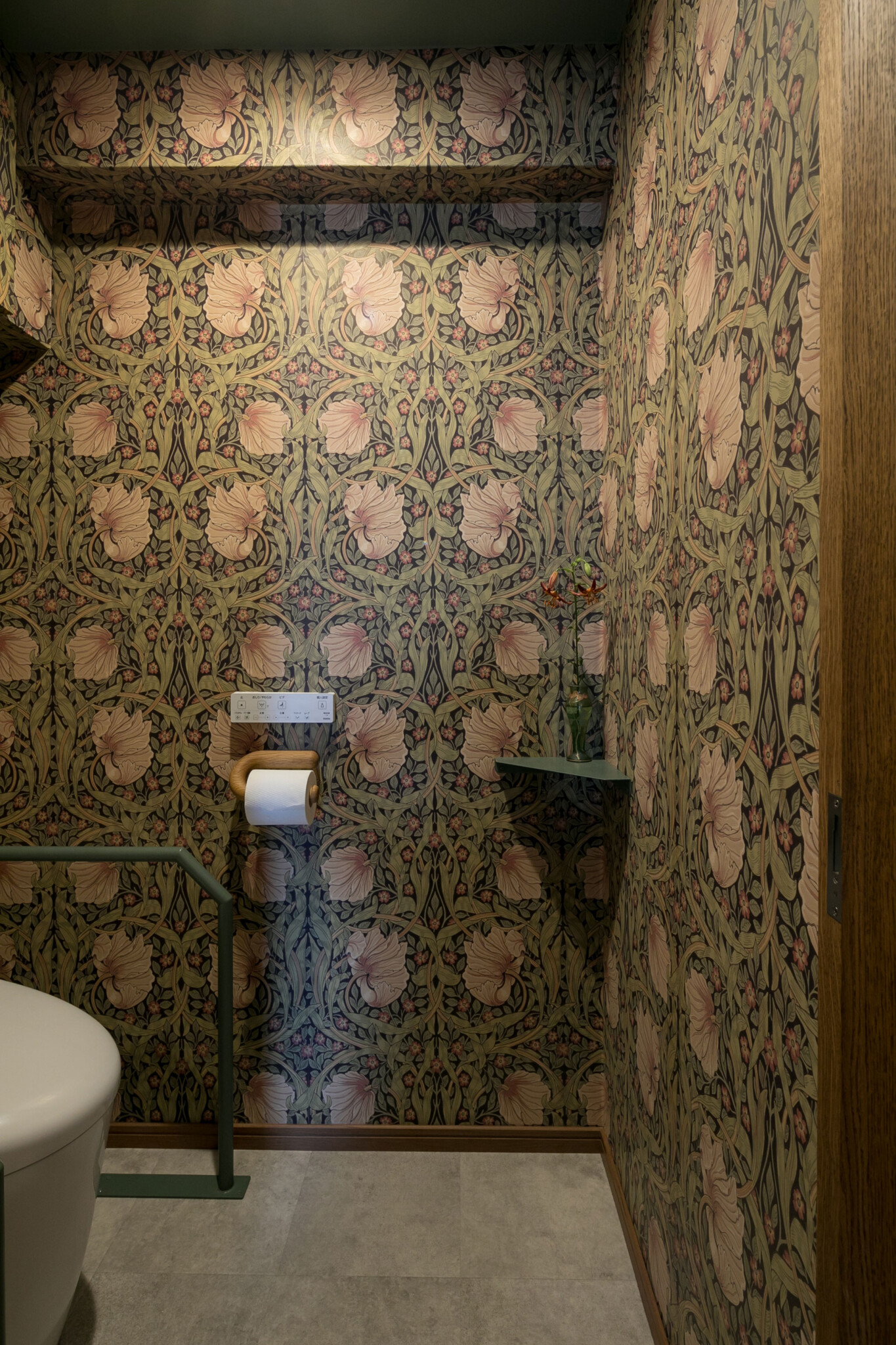 トイレの壁紙はウィリアム・モリス。ぽってりとしたペーパーホルダーが愛らしい。お花を飾る場所も作った。