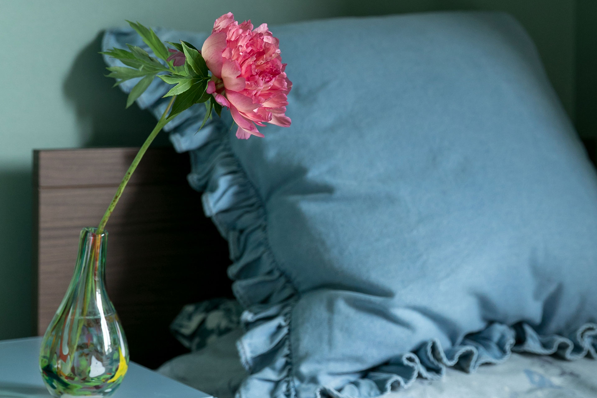 枕元に一輪の芍薬を飾る。花の香りに包まれて眠りにつく豊かな生活。