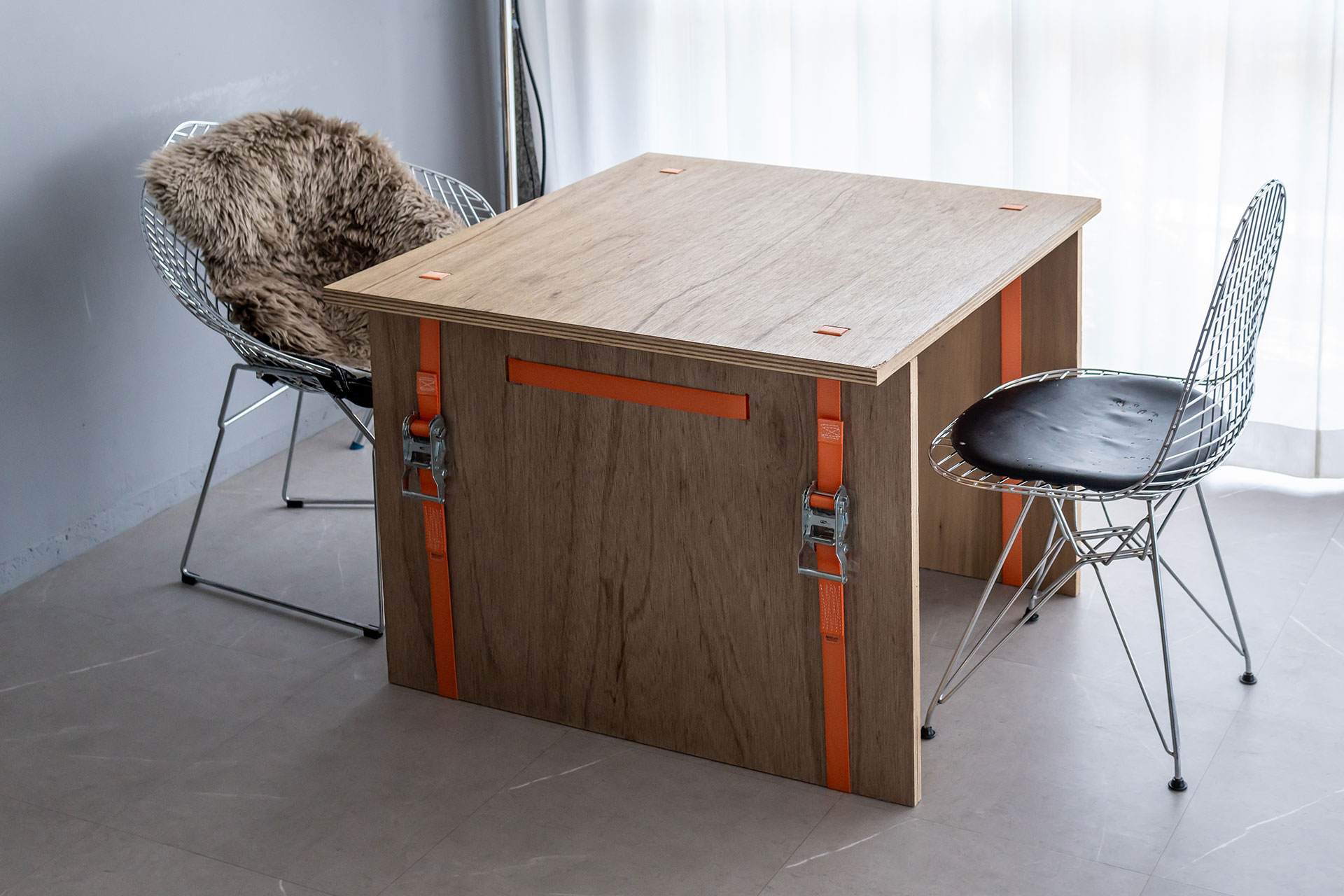 建築家・元木大輔氏による「BELT FURNITURE」を参考にDIYでつくったテーブル。
