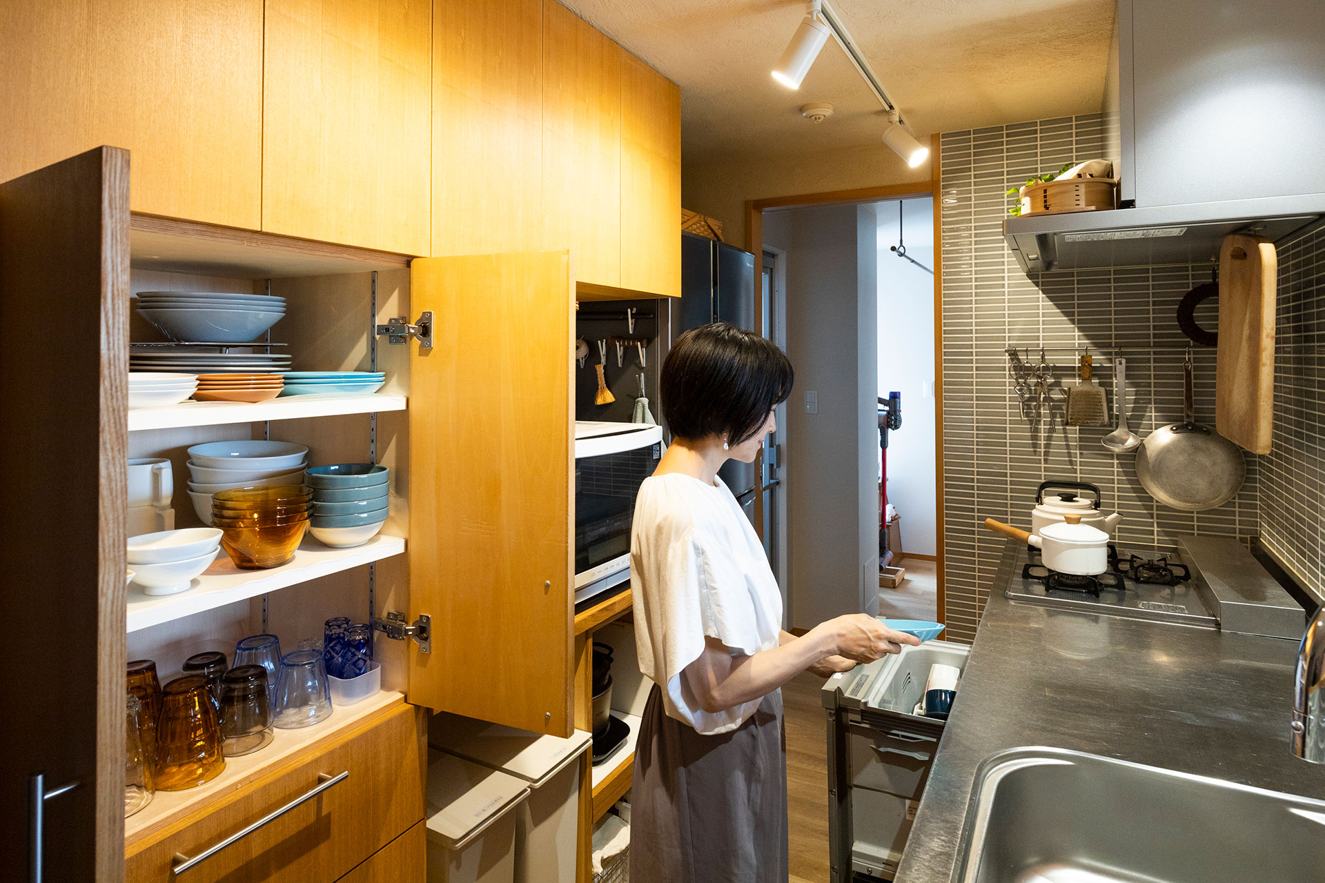 日常使いの食器は、食洗機からいちばん近い棚に収納。