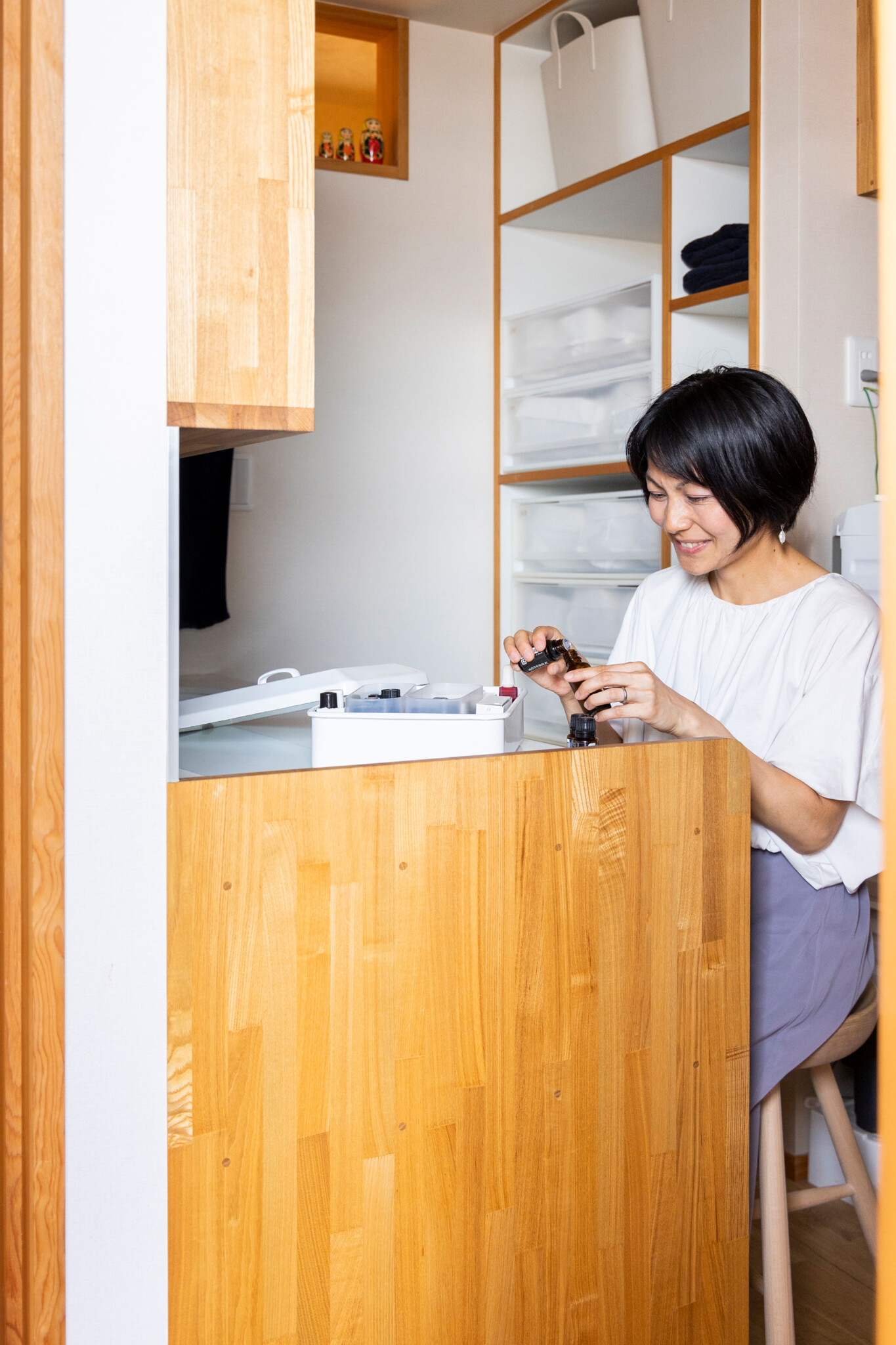 アロマ調合をするたなべさん。洗面室も日当り、風通しがよい。