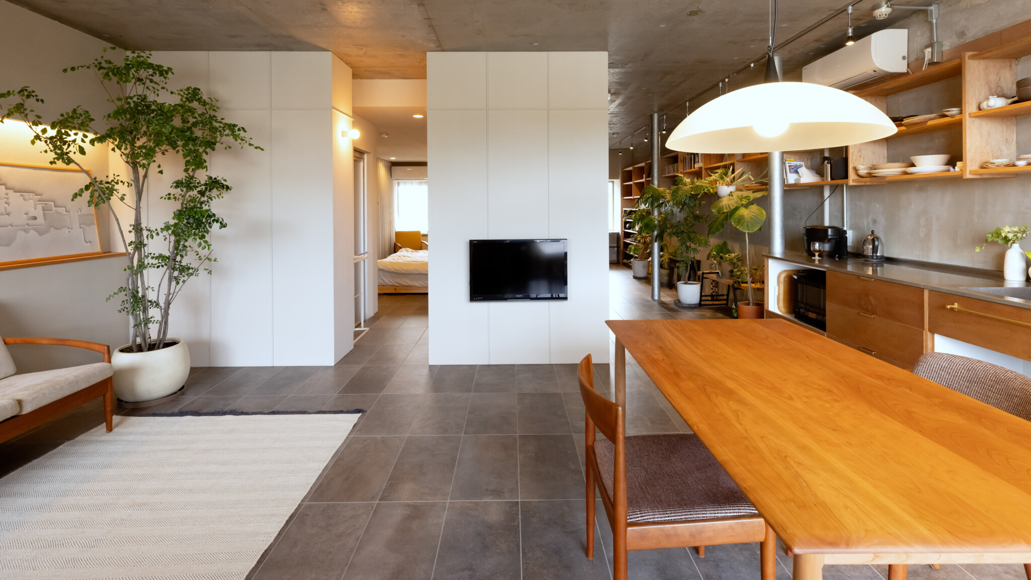 リノベーション Room Tour #050 【動画企画】建築家夫婦の自邸。 廊下が主役のドーナツ型ワンルーム。 | ToKoSie ー トコシエ