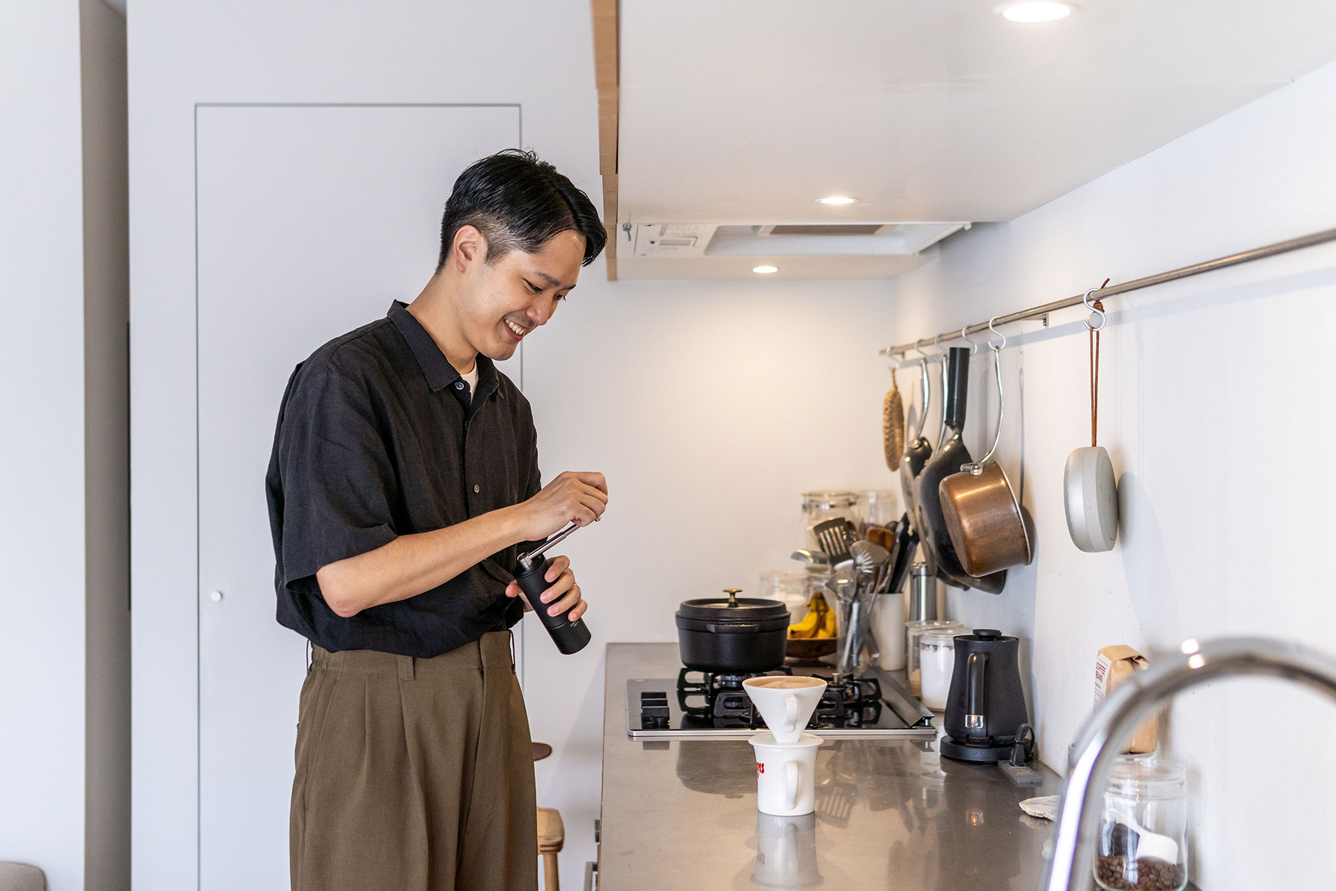 豆から挽いてコーヒーを楽しむ健さん。