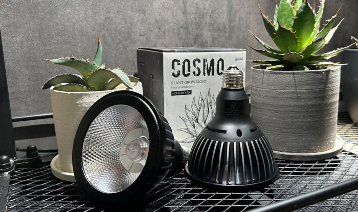 「COSMO 22W」￥4,935（税込）。 冬に弱い植物からほとんどの観葉植物まで幅広く対応。まわりの反射板が、光を必要な場所に効率的に照射する。